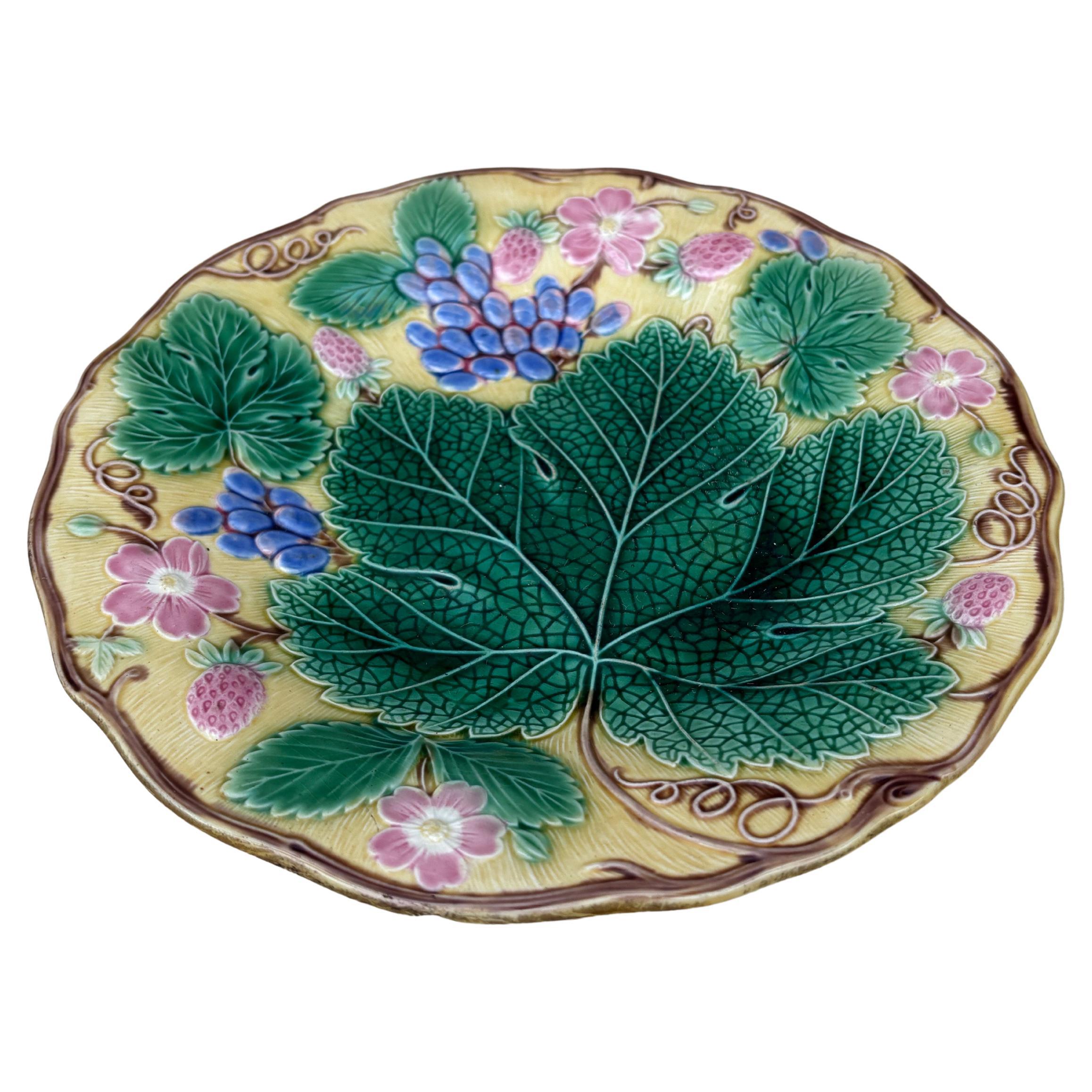 Piatto in maiolica inglese con fragole e uva Wedgwood Circa 1920
Diametro / 8,8 pollici.
Schegge sul retro.
