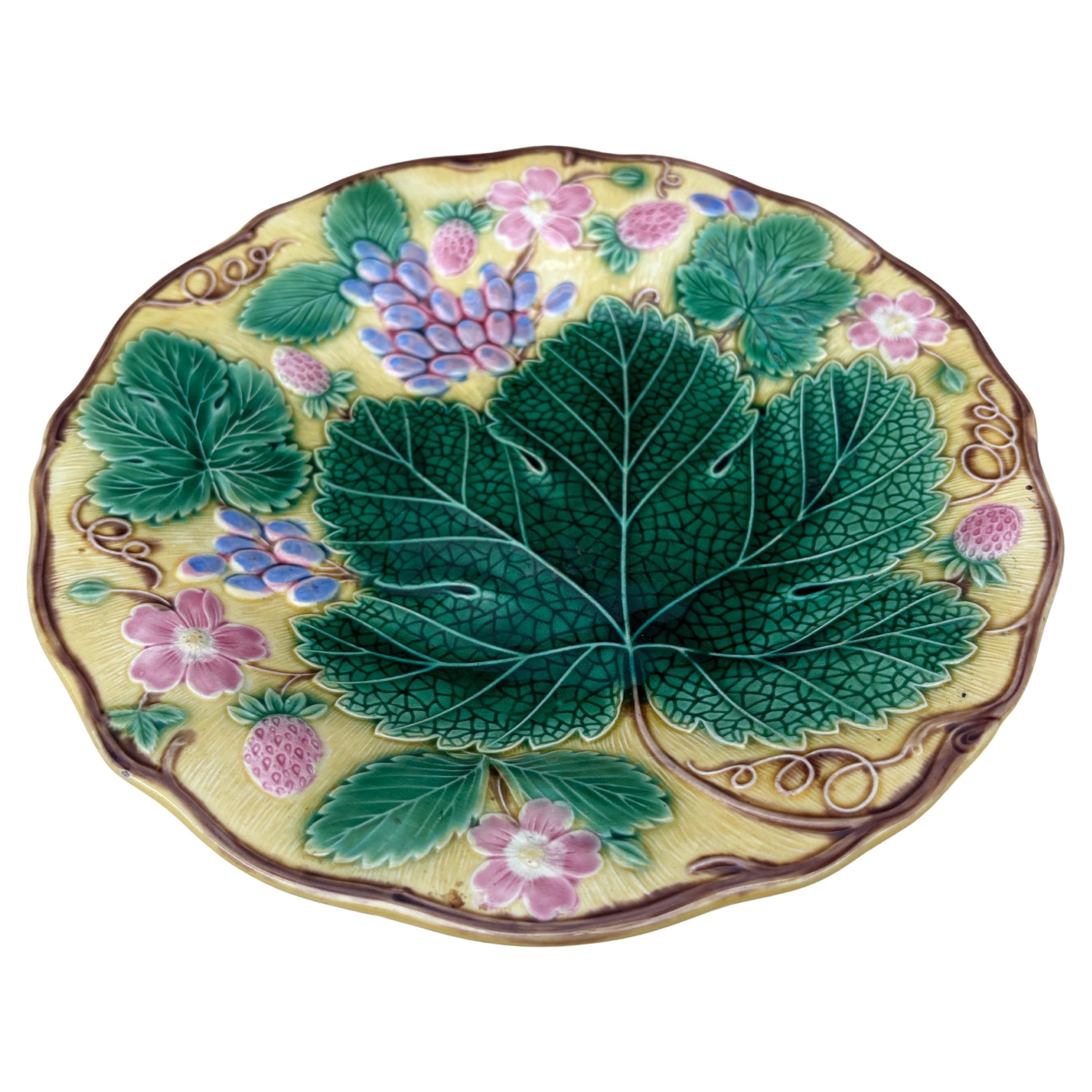 Piatto in maiolica inglese con fragole e uva Wedgwood Circa 1920
Diametro / 8,8 pollici.
Schegge sul retro.