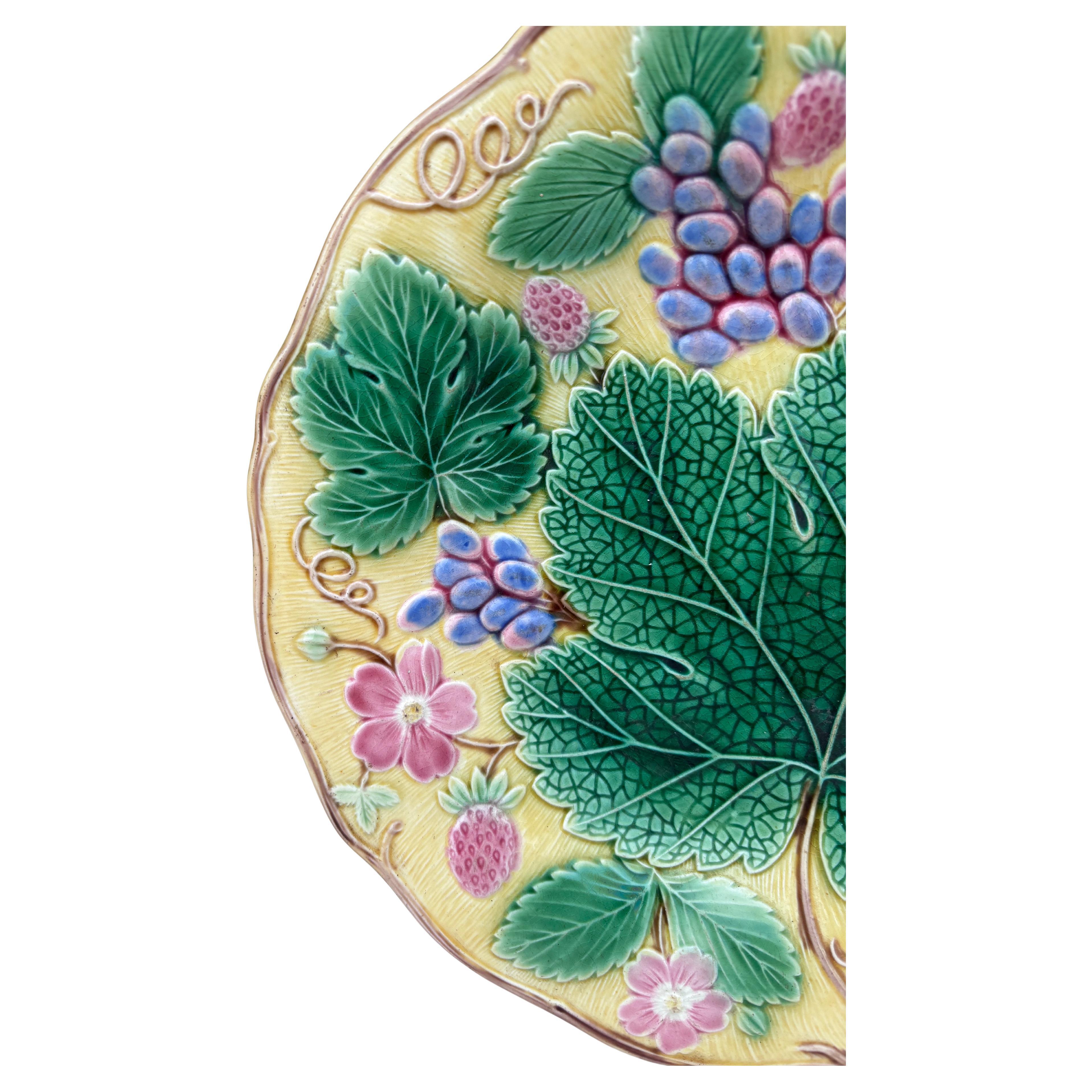 Victorien Assiette à fraises et raisins Wedgwood datant d'environ 1920 en vente
