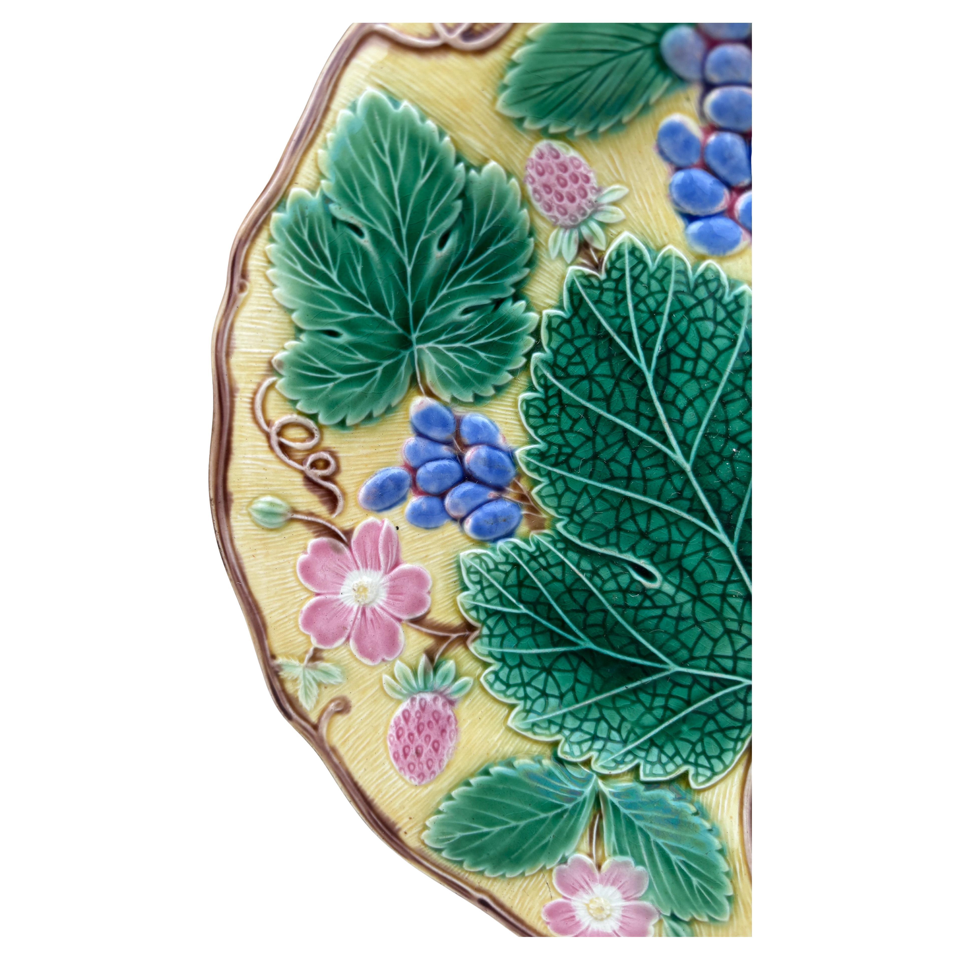 Vittoriano Piatto in maiolica inglese con fragole e uva Wedgwood Circa 1920 in vendita