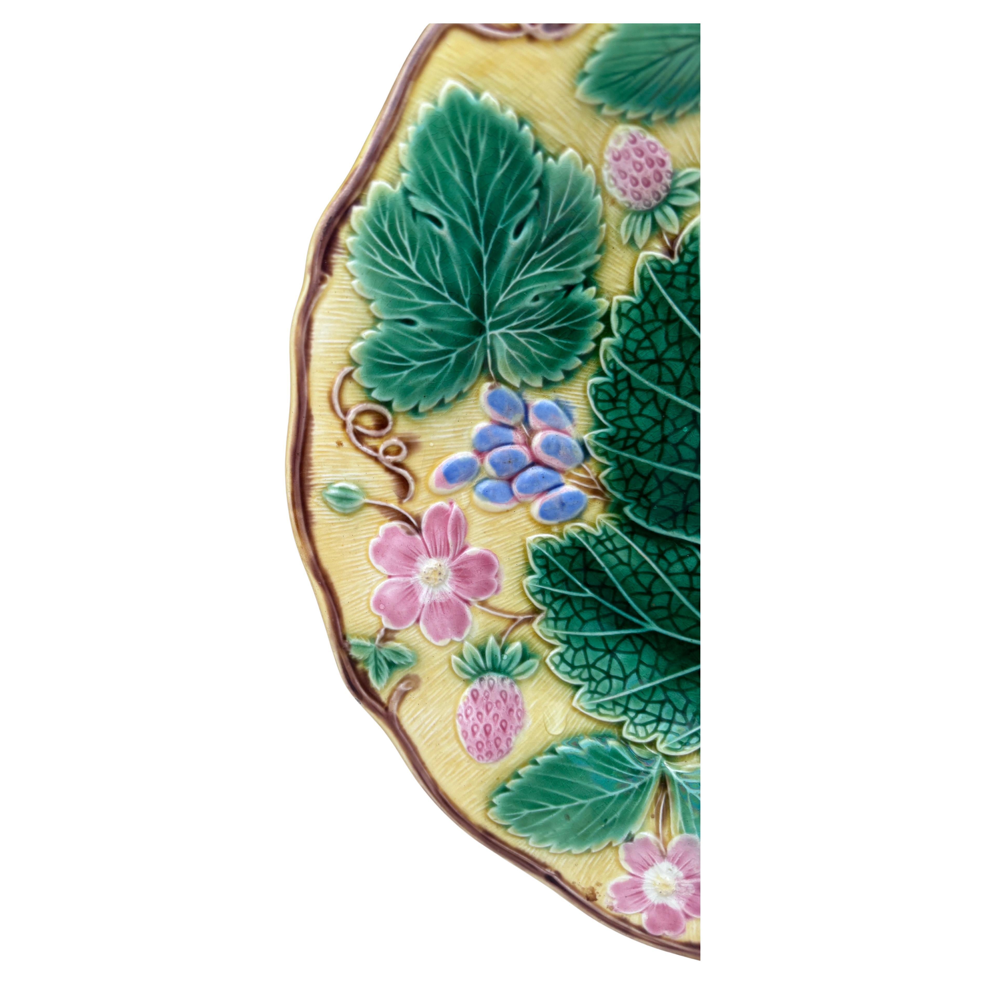 Vittoriano Piatto in maiolica inglese con fragole e uva Wedgwood Circa 1920 in vendita