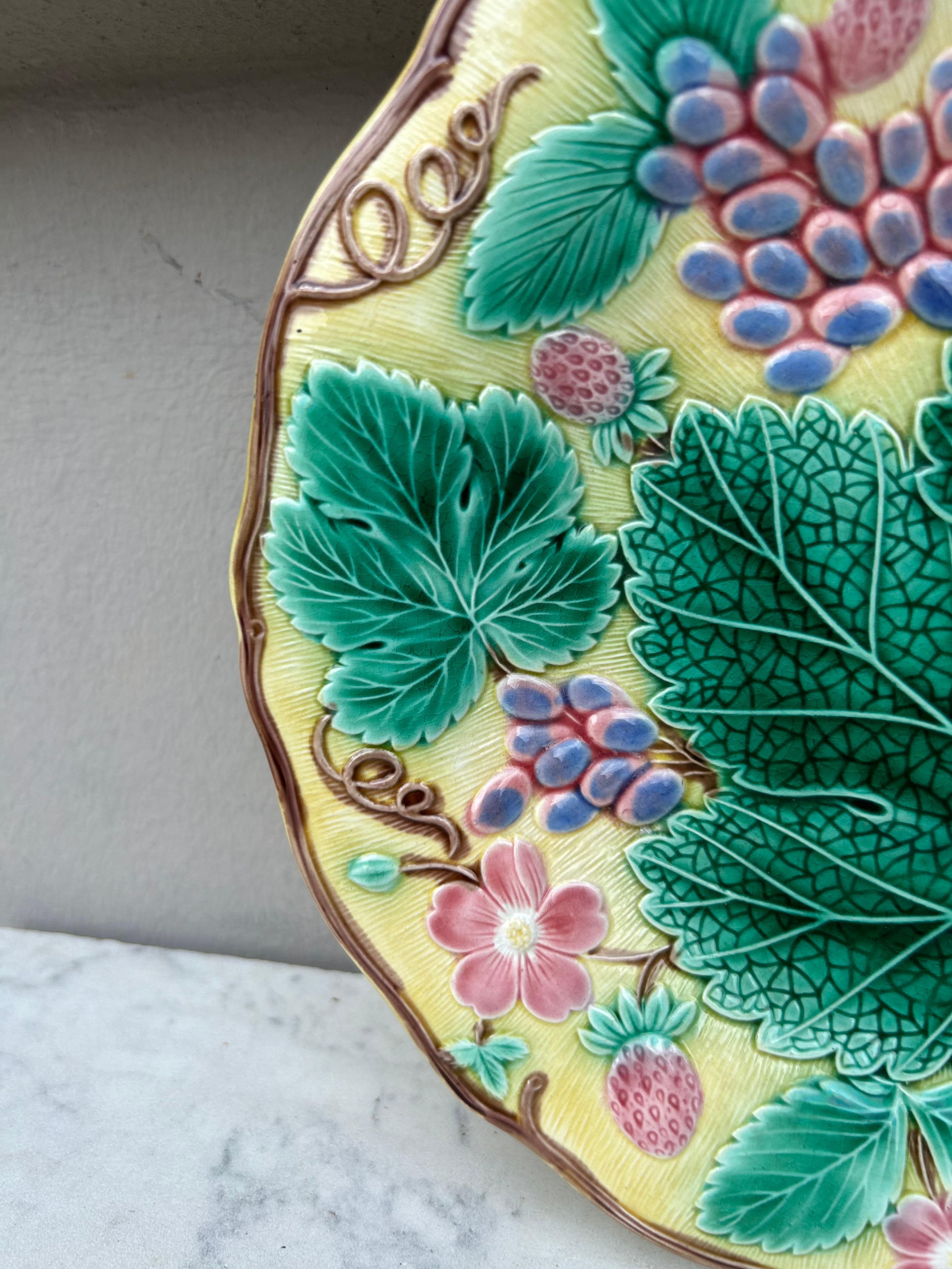 English Majolica Strawberry & Grapes Plate Wedgwood Circa 1920 In Fair Condition In Austin, TX