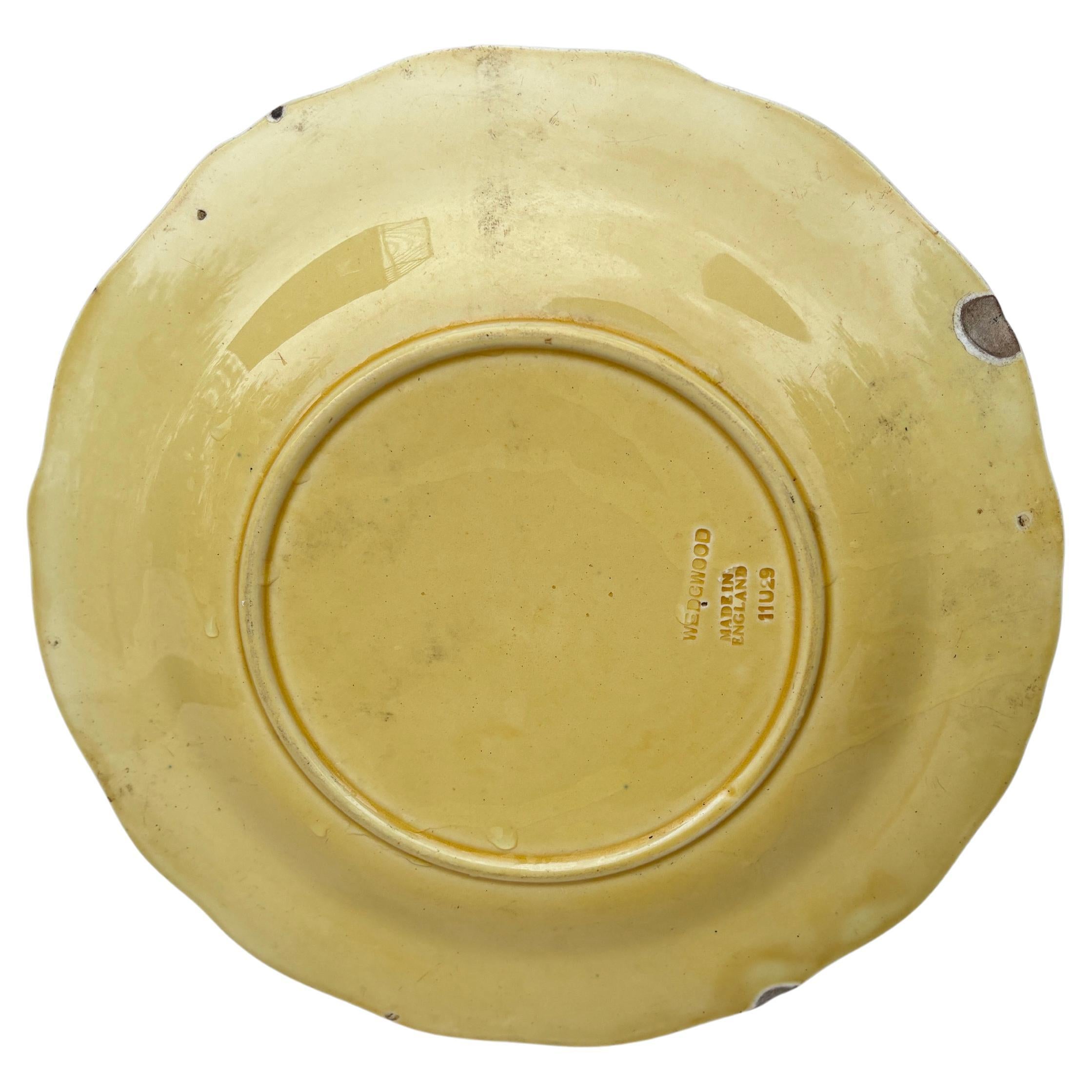 Inglese Piatto in maiolica inglese con fragole e uva Wedgwood Circa 1920 in vendita