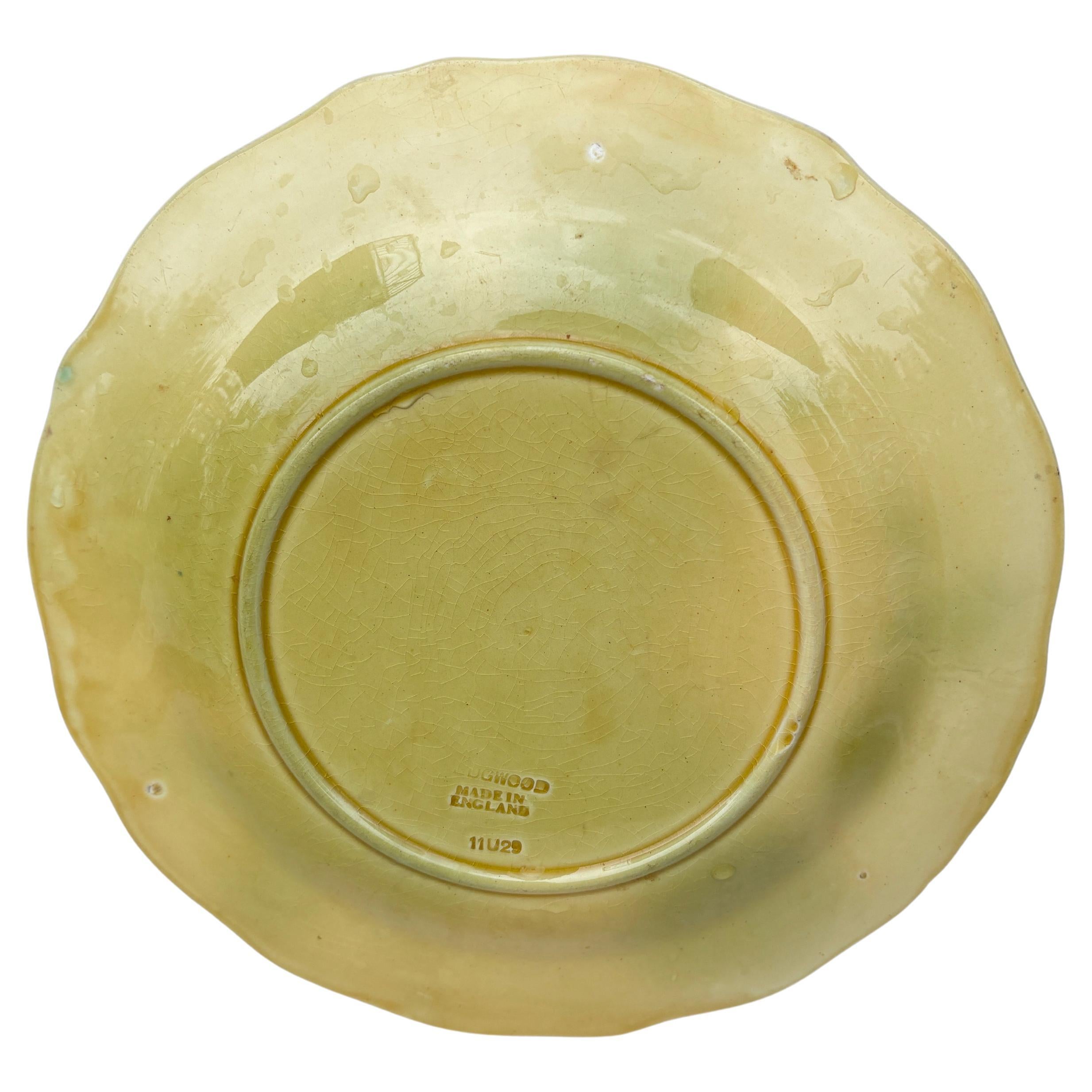 Inglese Piatto in maiolica inglese con fragole e uva Wedgwood Circa 1920 in vendita