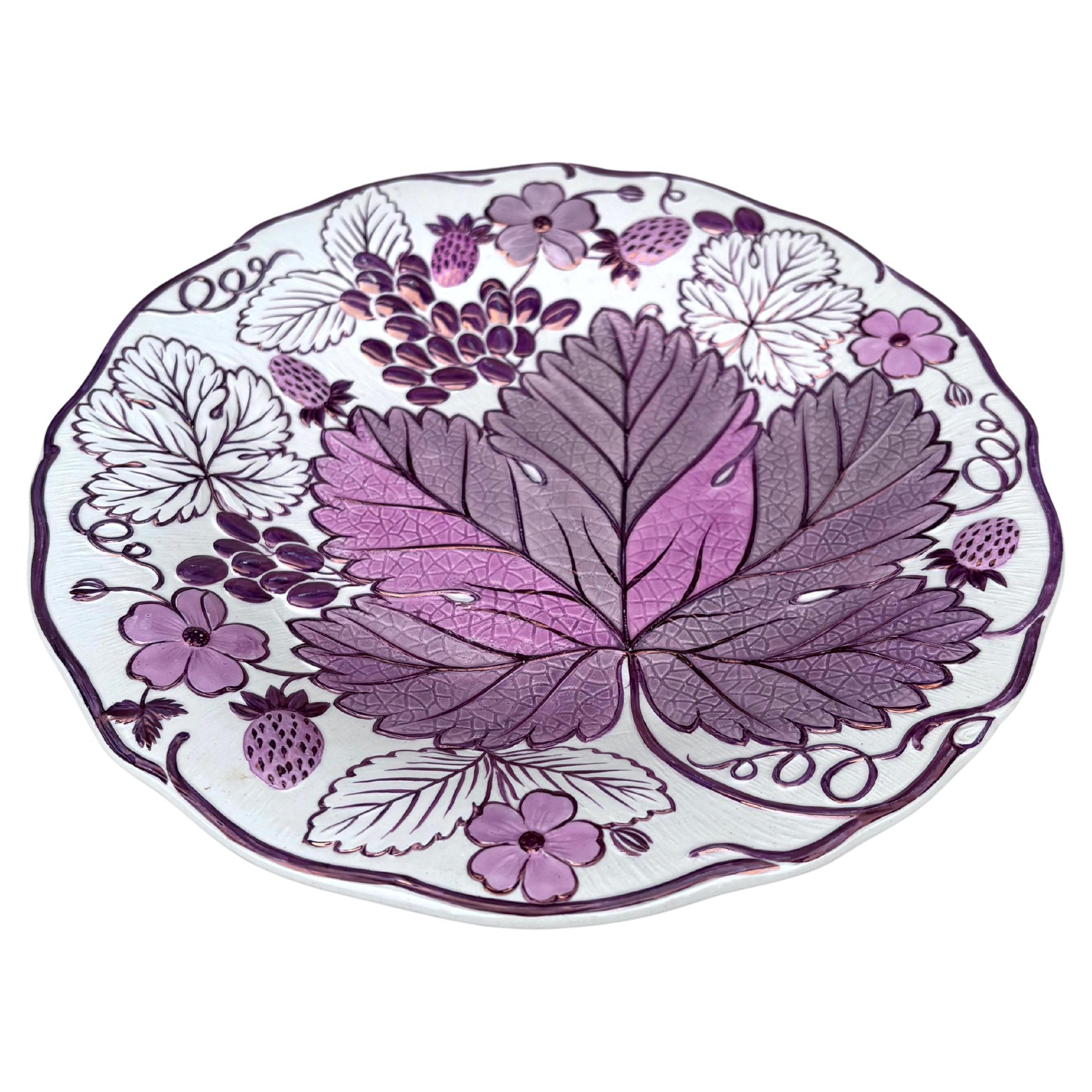 Plato inglés de mayólica con fresas y uvas Wedgwood Circa 1930.
Blanco y rosa.
8,8 pulgadas.
