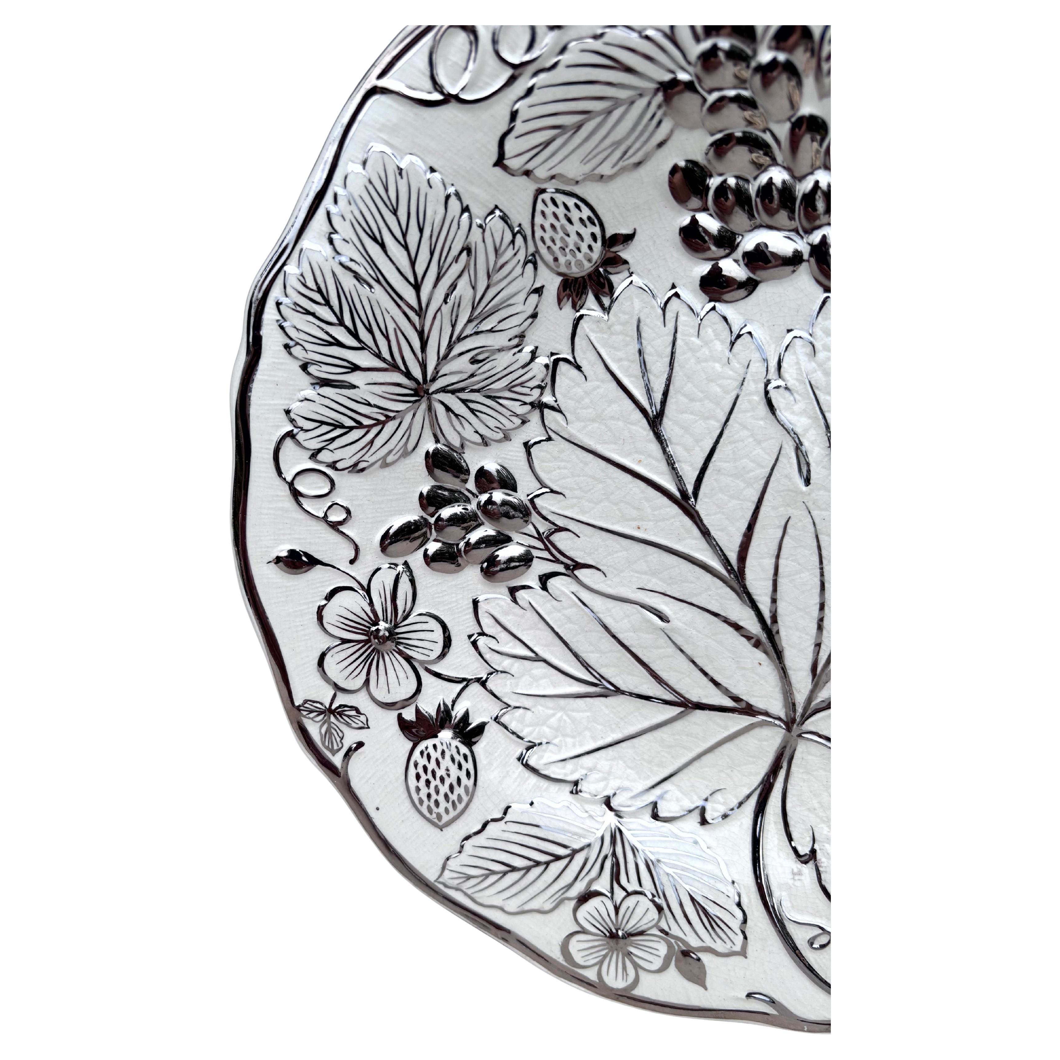 Victorian English Majolica Strawberry & Grapes Plate Wedgwood Circa 1930 For Sale