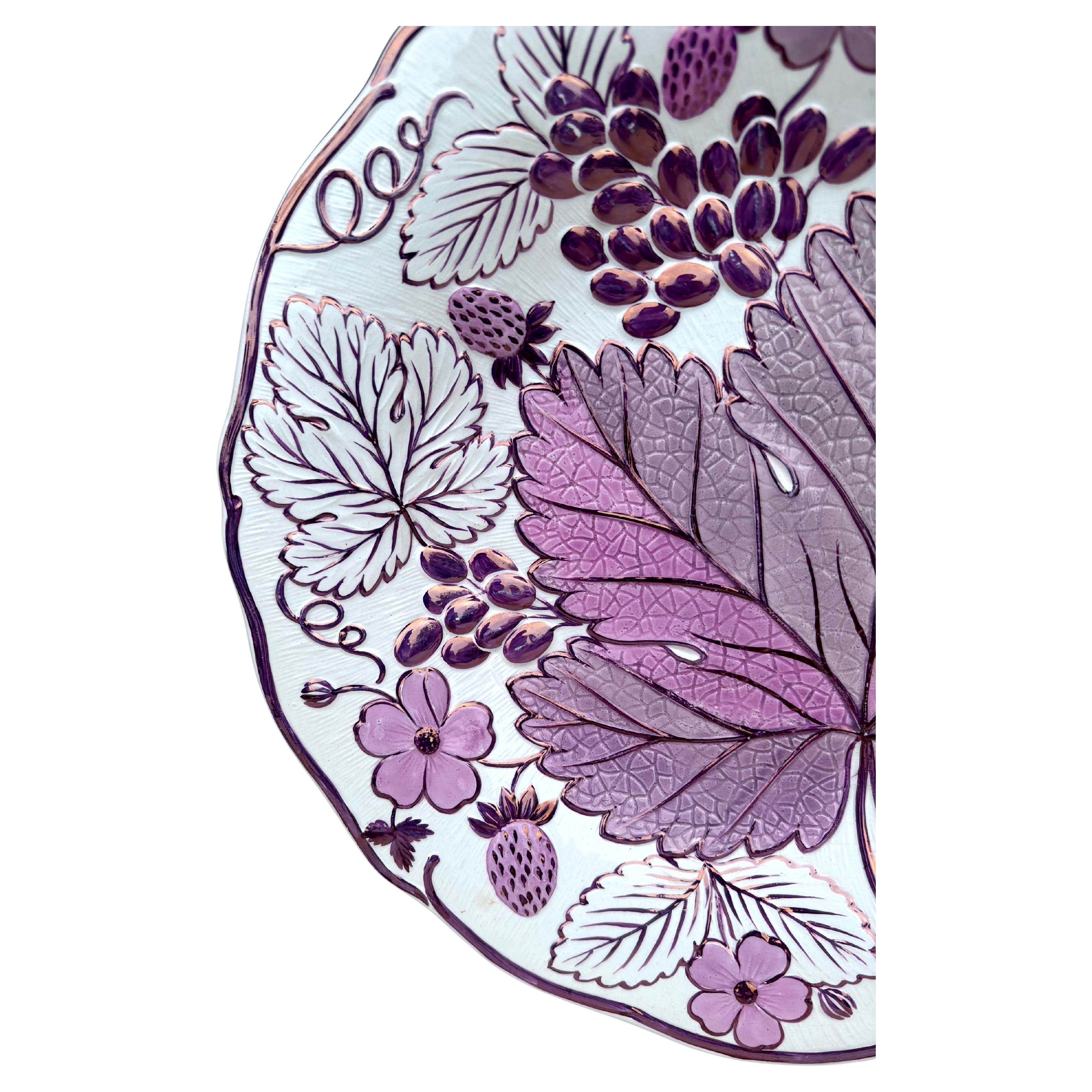 Plato de mayólica inglesa con fresas y uvas Wedgwood Circa 1930 Victoriano en venta