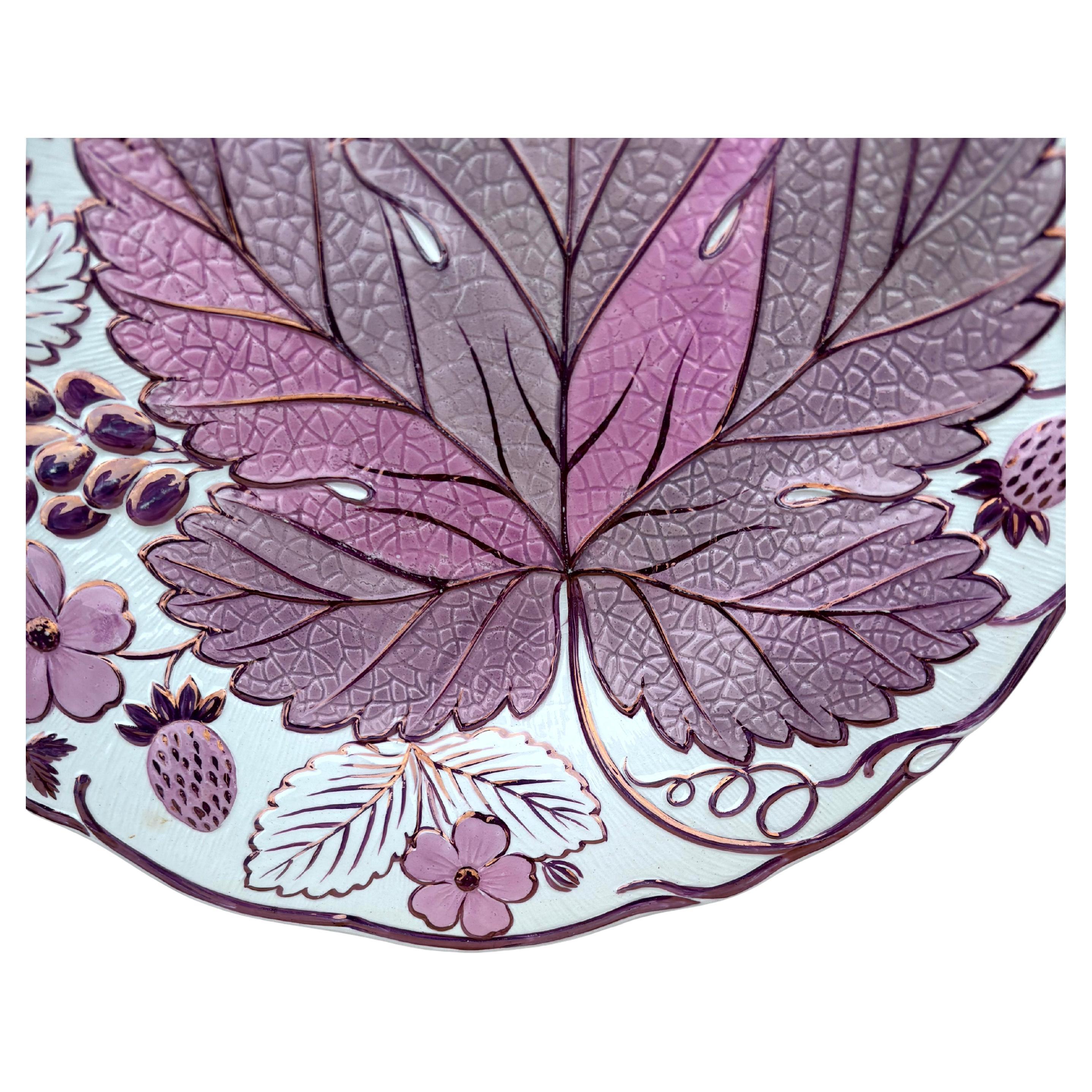 Plato de mayólica inglesa con fresas y uvas Wedgwood Circa 1930 Inglés en venta