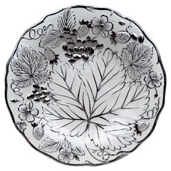 Piatto in maiolica inglese con fragole e uva Wedgwood Circa 1930