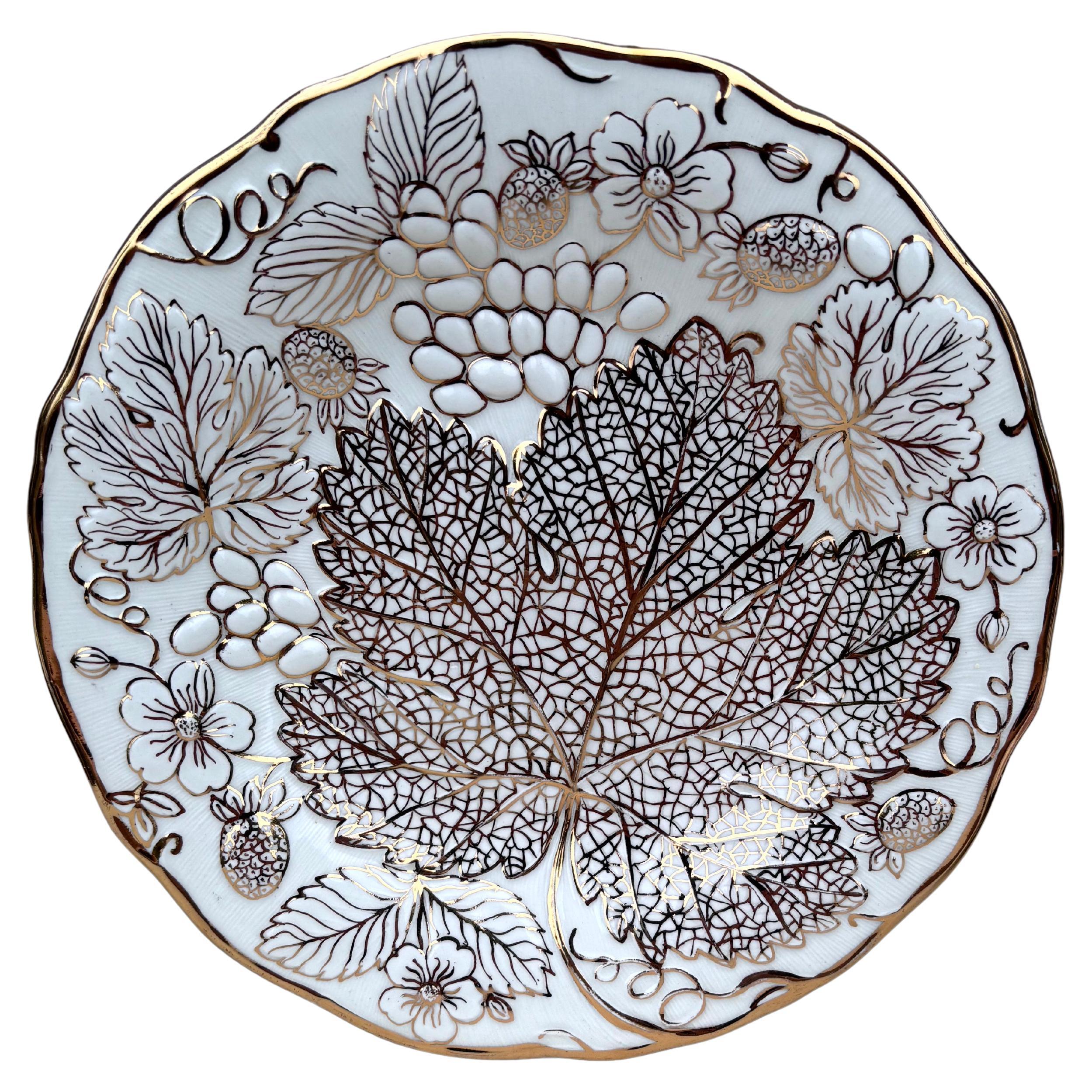 Piatto in maiolica inglese con fragole e uva Wedgwood Circa 1930