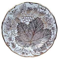 Piatto in maiolica inglese con fragole e uva Wedgwood Circa 1930