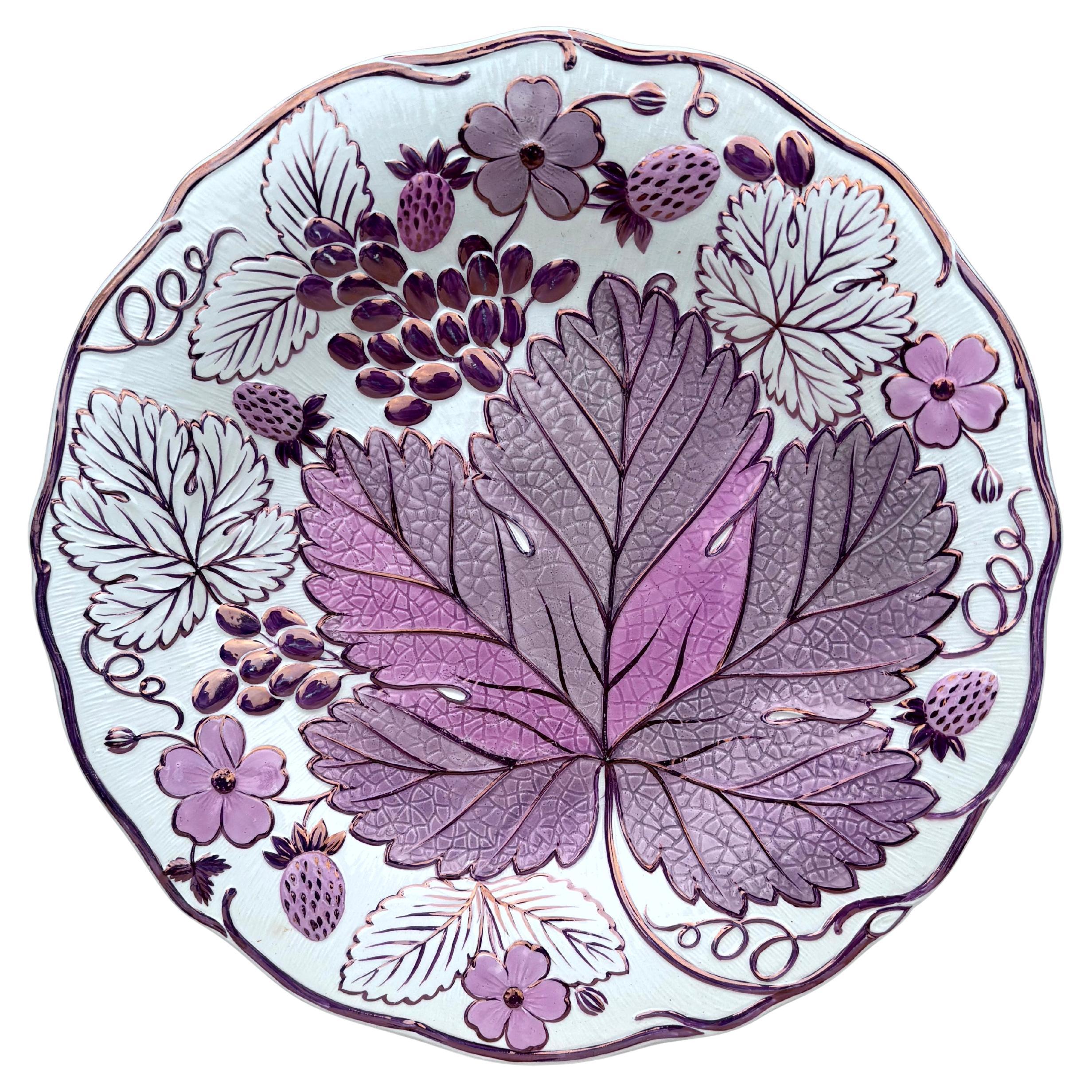 Piatto in maiolica inglese con fragole e uva Wedgwood Circa 1930
