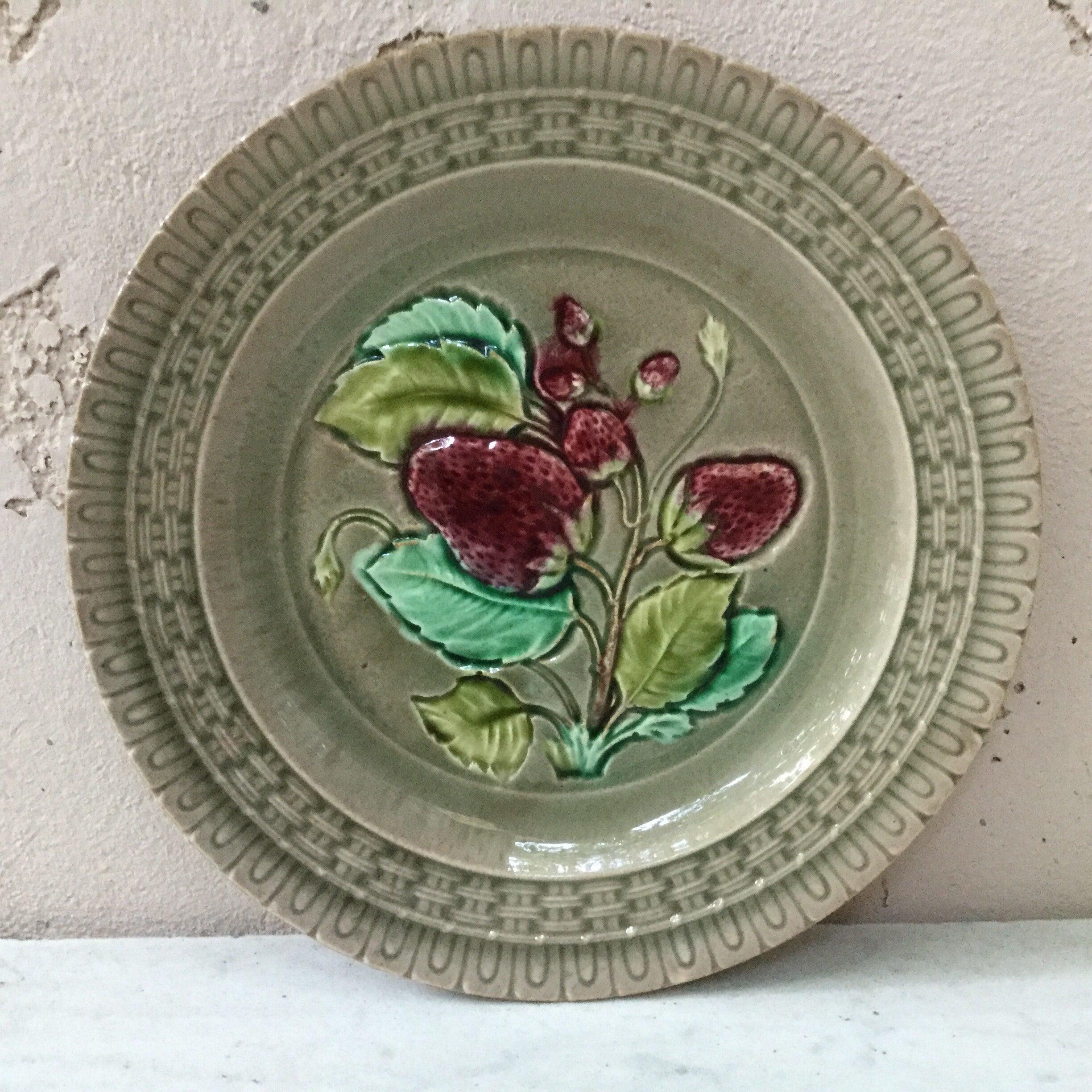 English Majolica Strawberry Plate Worcester, circa 1875 For Sale 3
