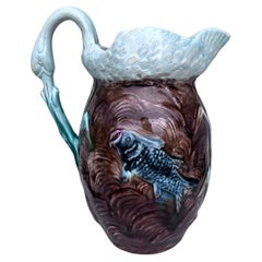 Brocca inglese in maiolica con cigno e pesci, 1890 circa