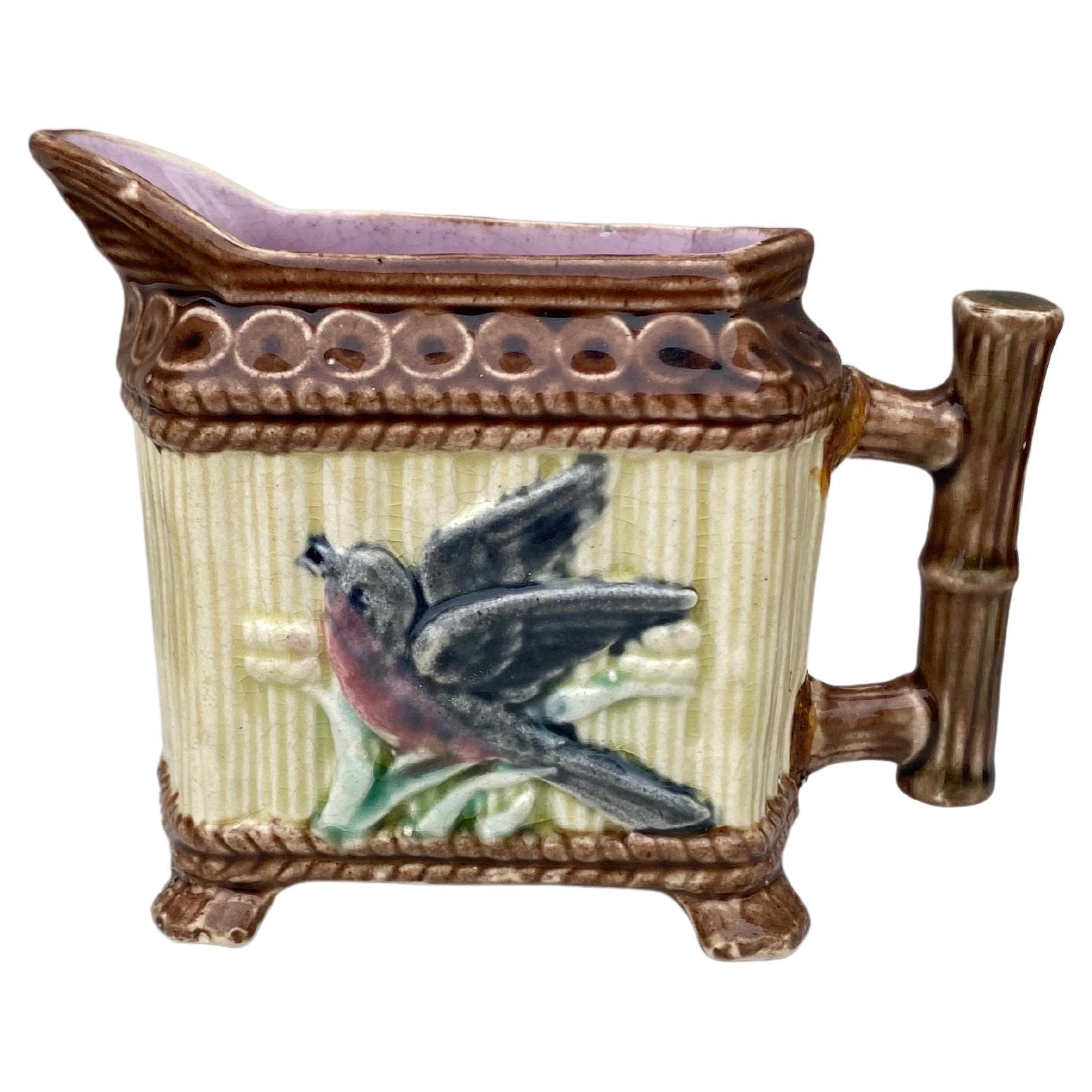 Service à thé en majolique anglaise, bambou et oiseau, vers 1890.
Théière H / 6,8 po , 8,8 po par 3,3 po
Pot à lait H / 4