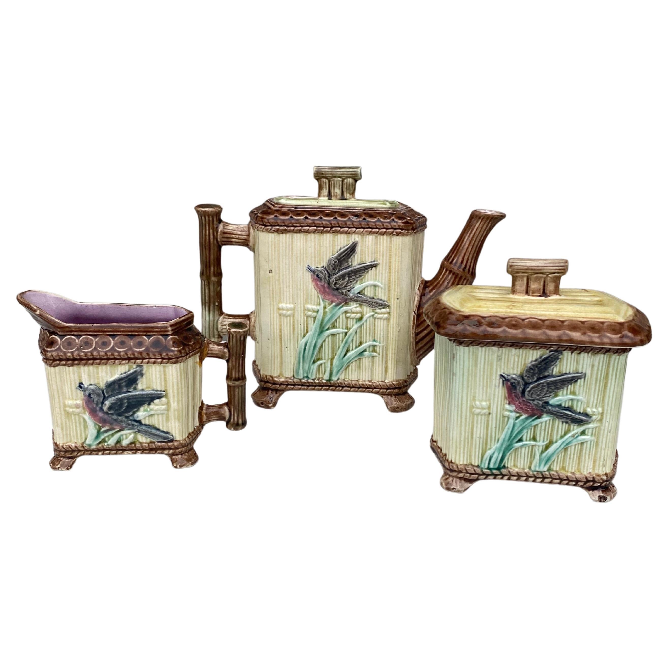 Service à thé en majolique anglaise, bambou et oiseaux, vers 1890