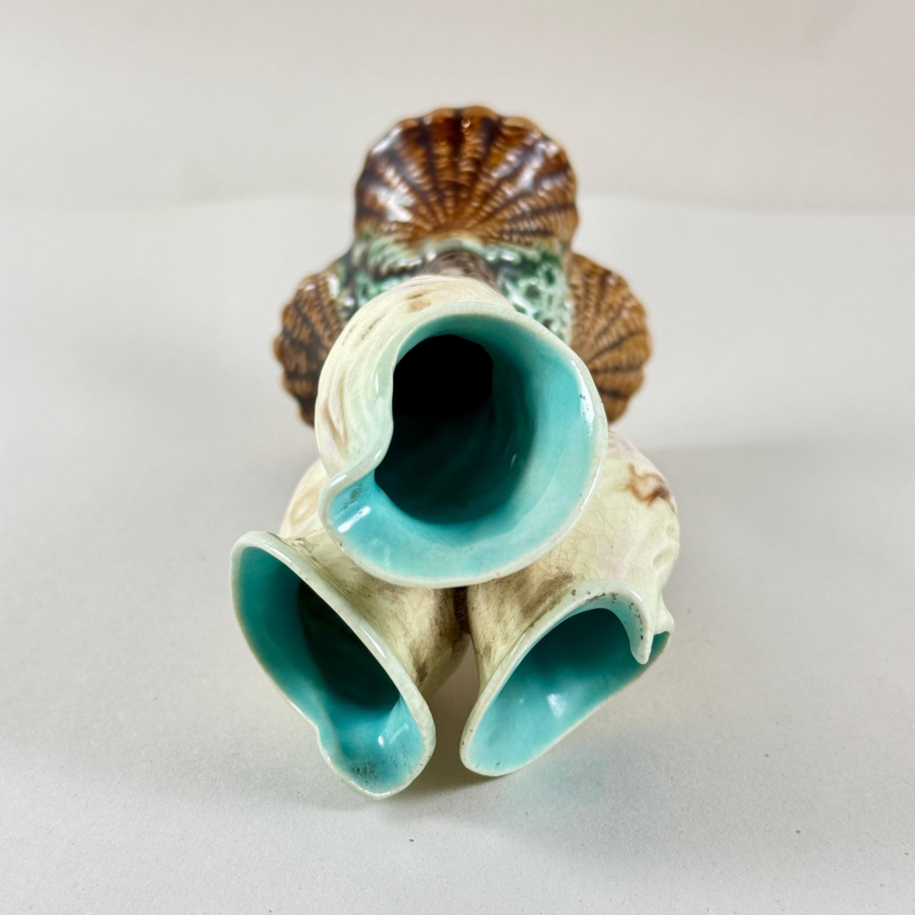 Vaso in maiolica inglese a tripla spirale con conchiglia e bocciolo, 1875 ca. in vendita 2