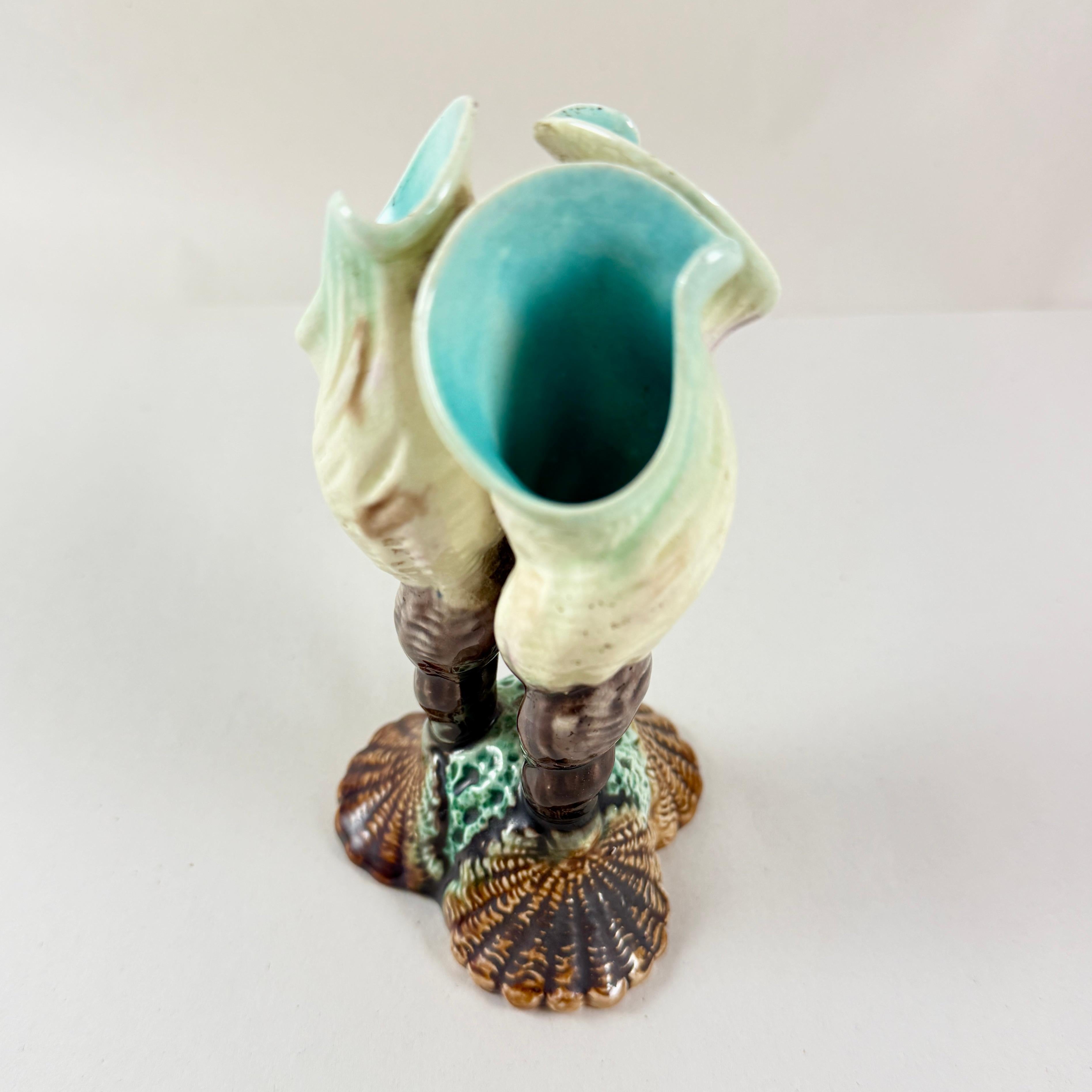 Vaso in maiolica inglese a tripla spirale con conchiglia e bocciolo, 1875 ca. in vendita 3