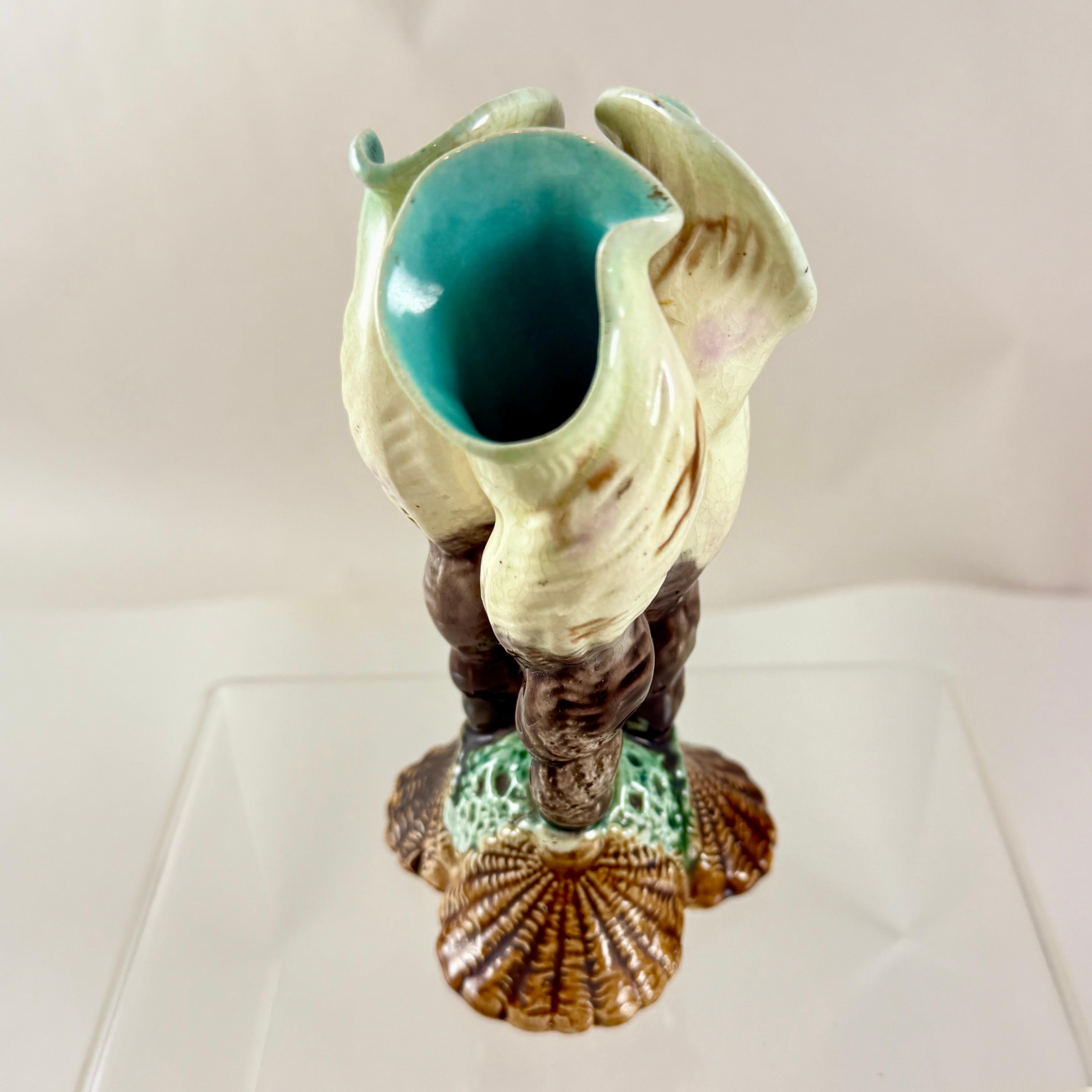 Estetismo Vaso in maiolica inglese a tripla spirale con conchiglia e bocciolo, 1875 ca. in vendita