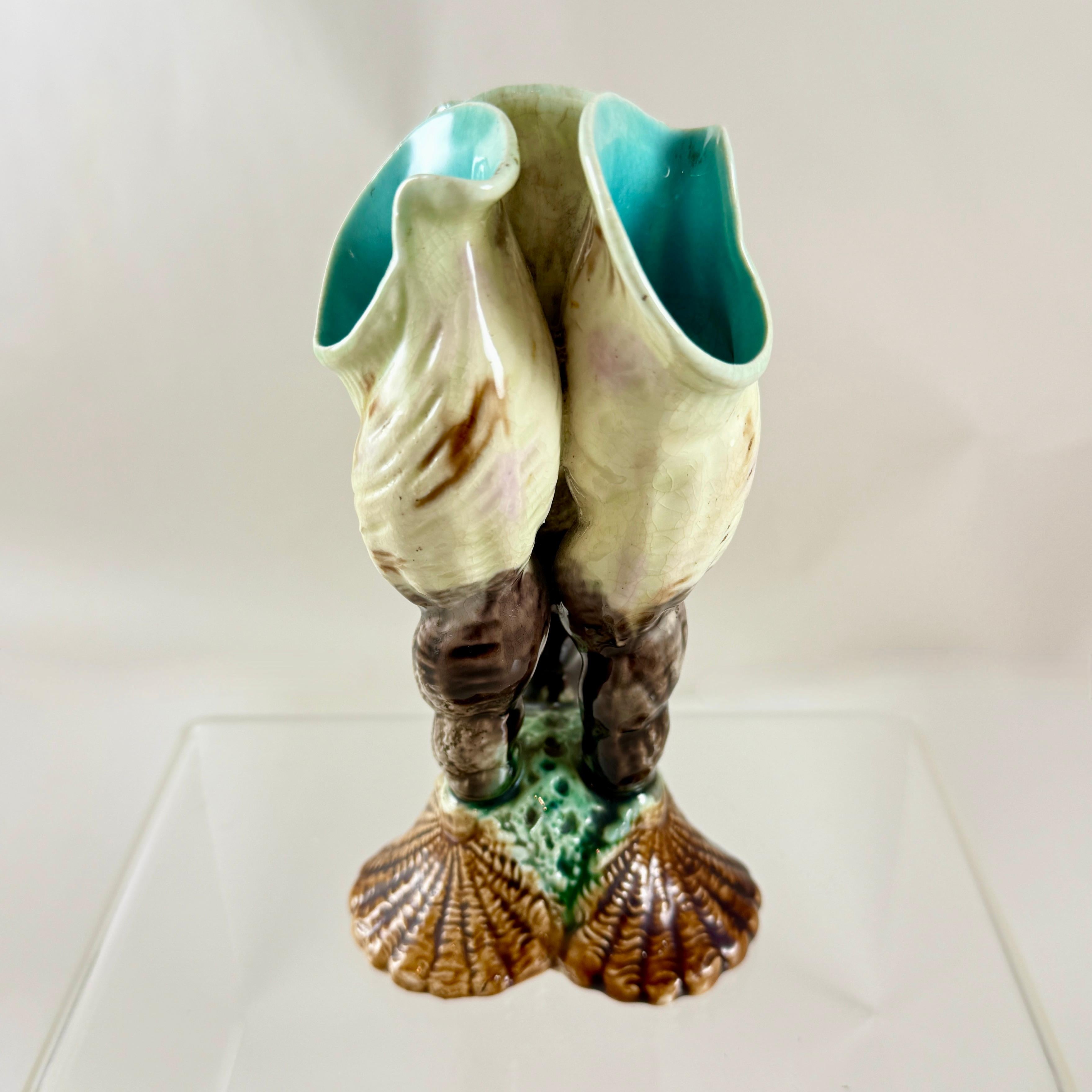 Inglese Vaso in maiolica inglese a tripla spirale con conchiglia e bocciolo, 1875 ca. in vendita