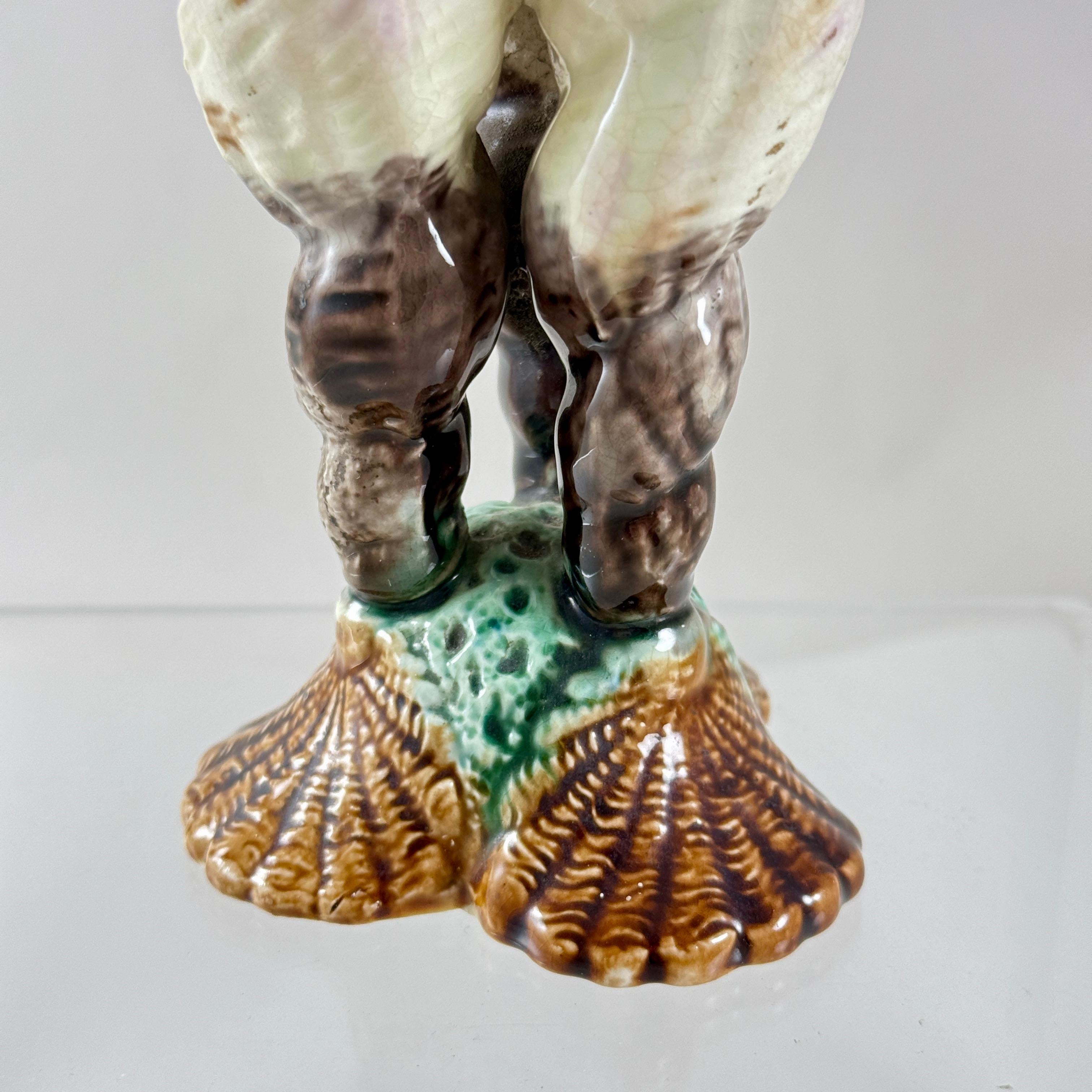 Vaso in maiolica inglese a tripla spirale con conchiglia e bocciolo, 1875 ca. In condizioni buone in vendita a Philadelphia, PA