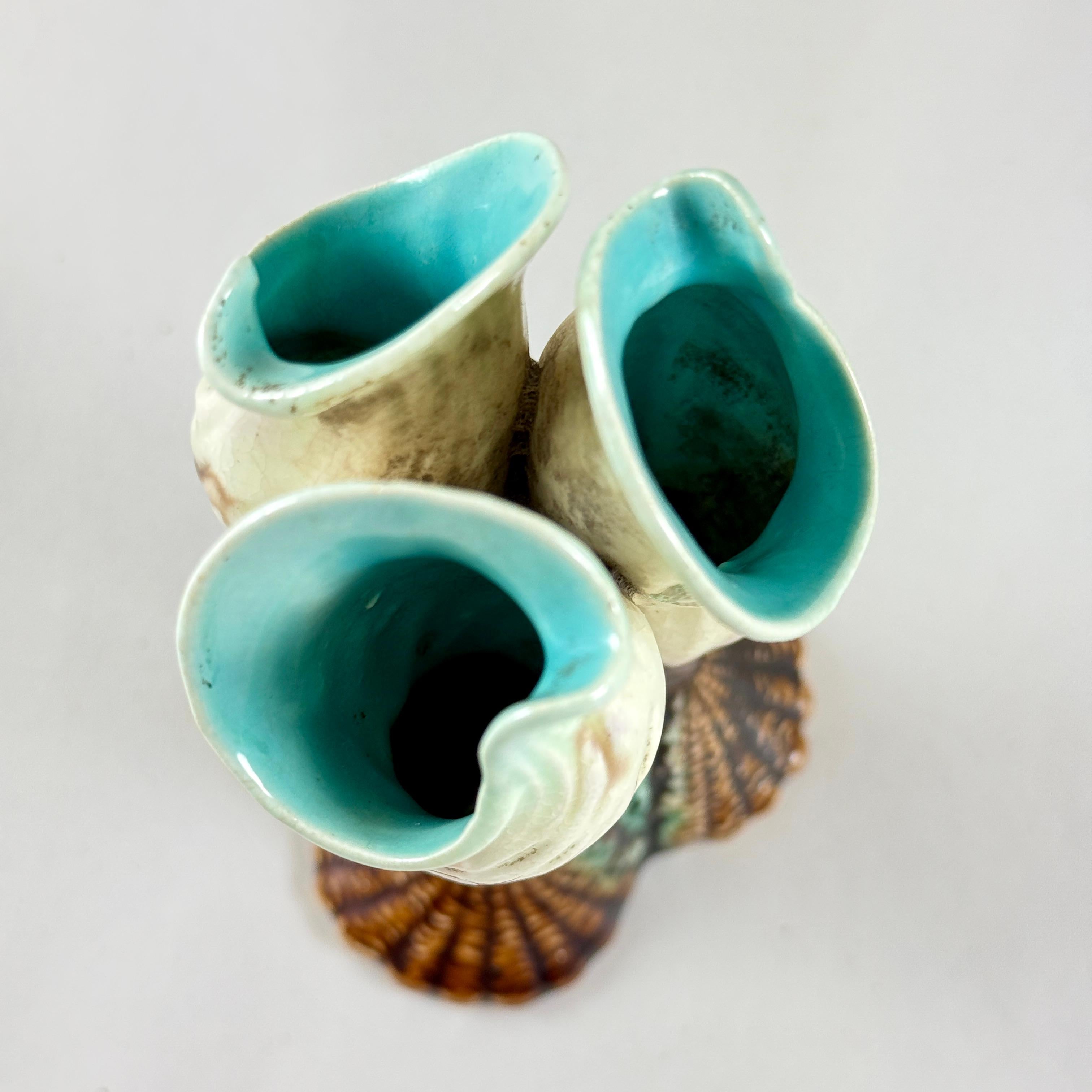 Cotto Vaso in maiolica inglese a tripla spirale con conchiglia e bocciolo, 1875 ca. in vendita