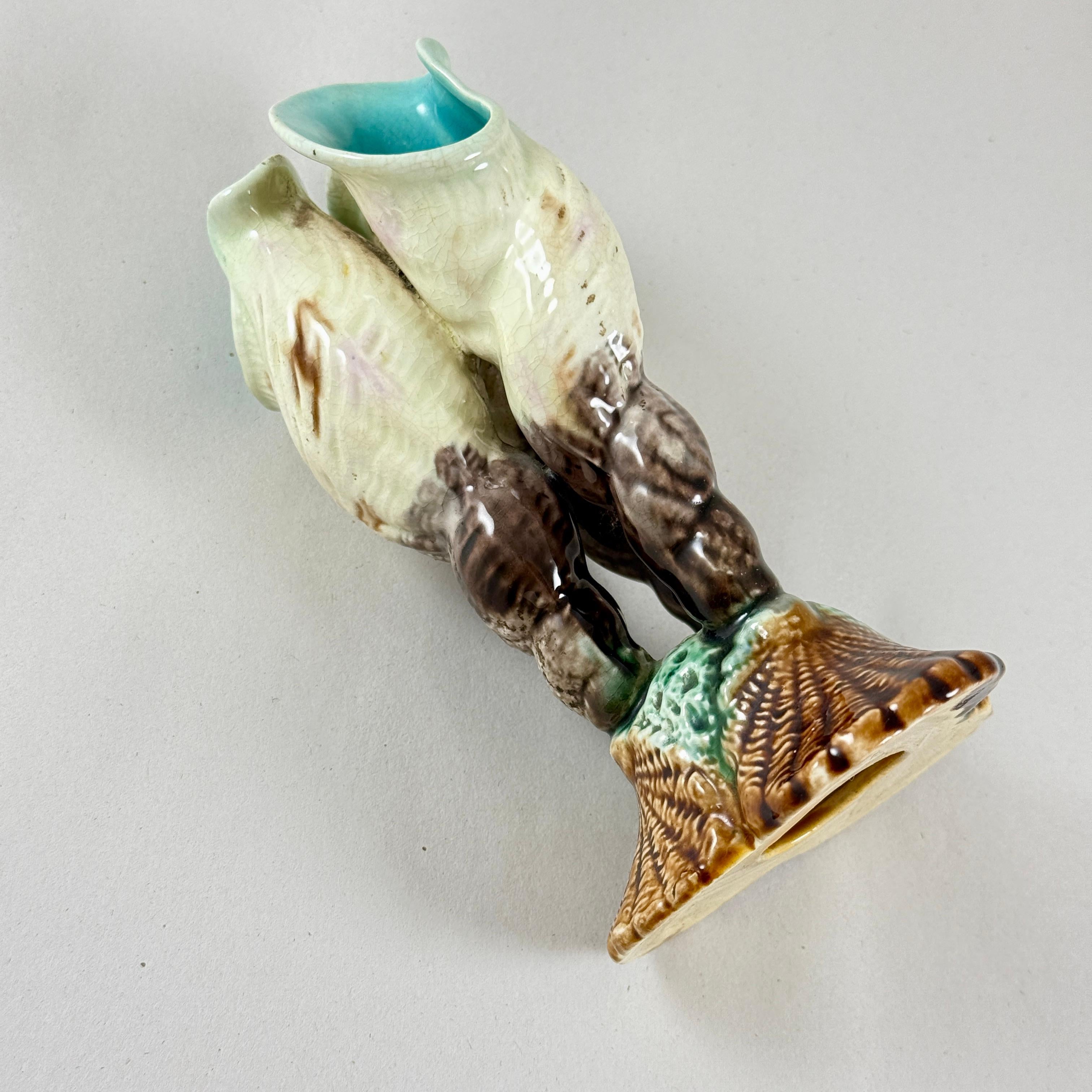 Vaso in maiolica inglese a tripla spirale con conchiglia e bocciolo, 1875 ca. in vendita 1