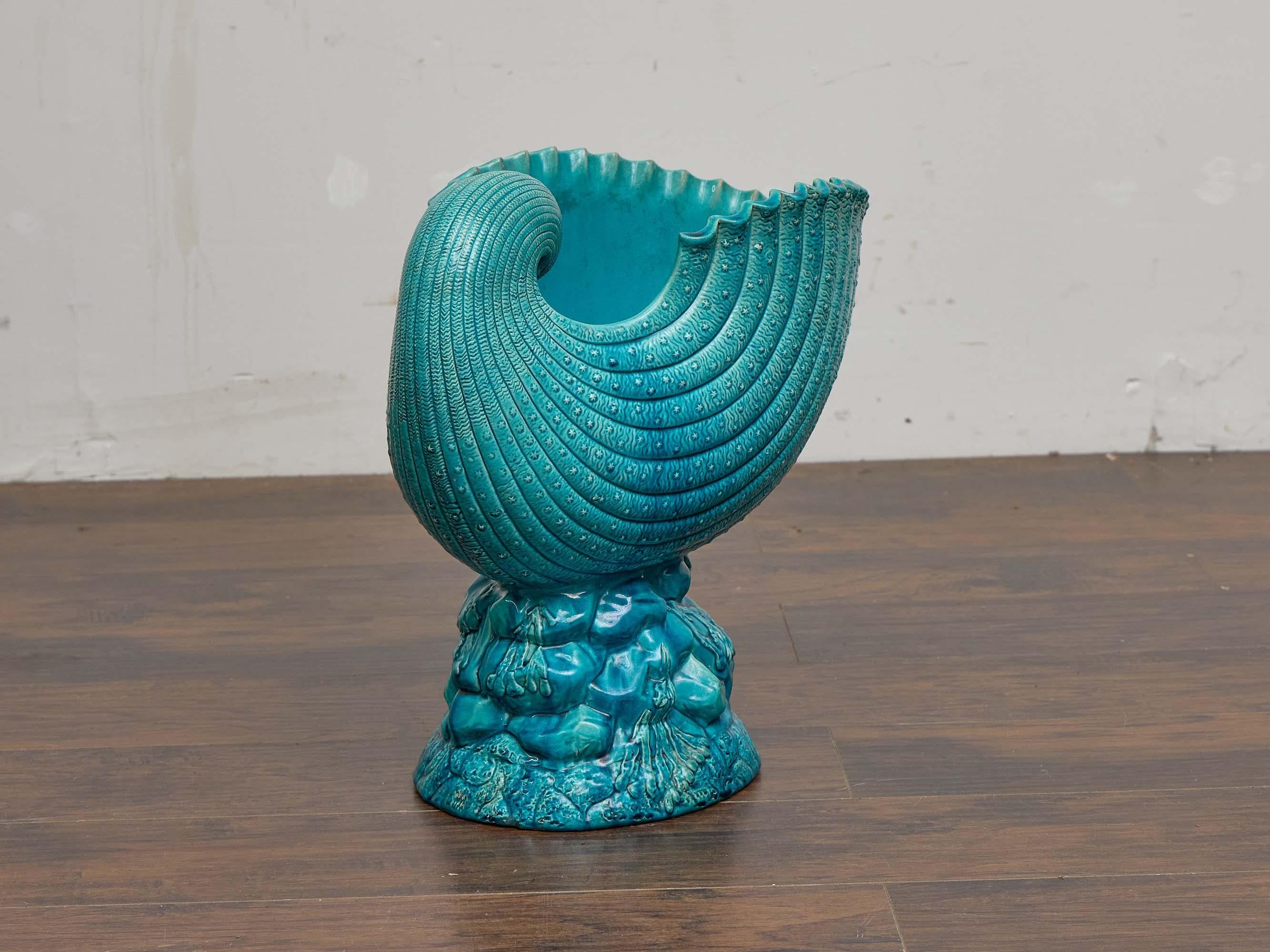 Vittoriano Vaso di maiolica inglese con conchiglia nautilus in turchese su base in pietra, 1880 ca. in vendita