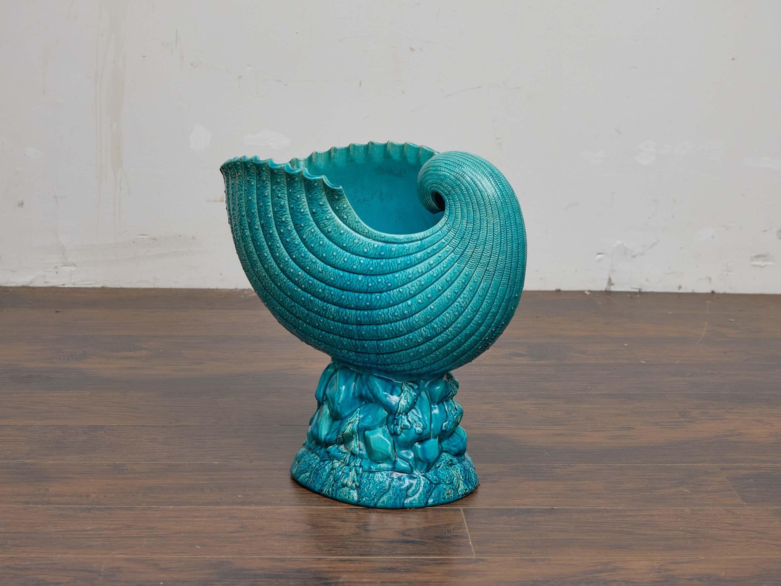 Smaltato Vaso di maiolica inglese con conchiglia nautilus in turchese su base in pietra, 1880 ca. in vendita