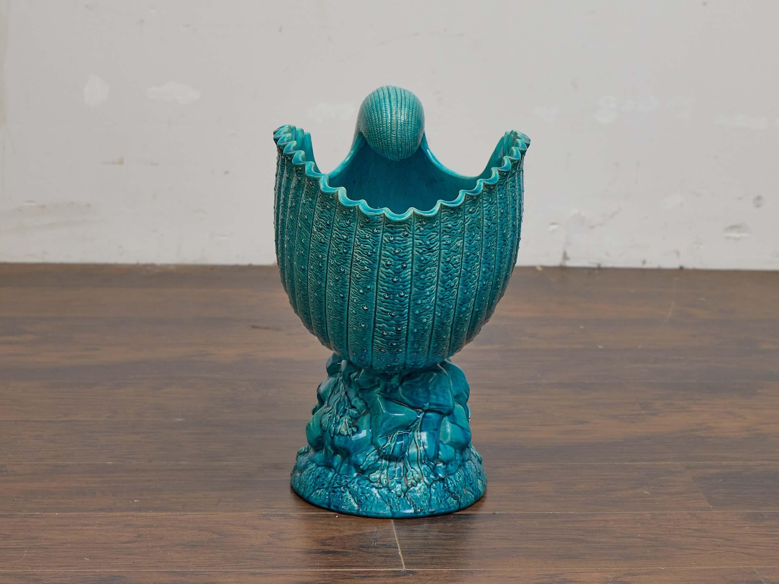 XIX secolo Vaso di maiolica inglese con conchiglia nautilus in turchese su base in pietra, 1880 ca. in vendita
