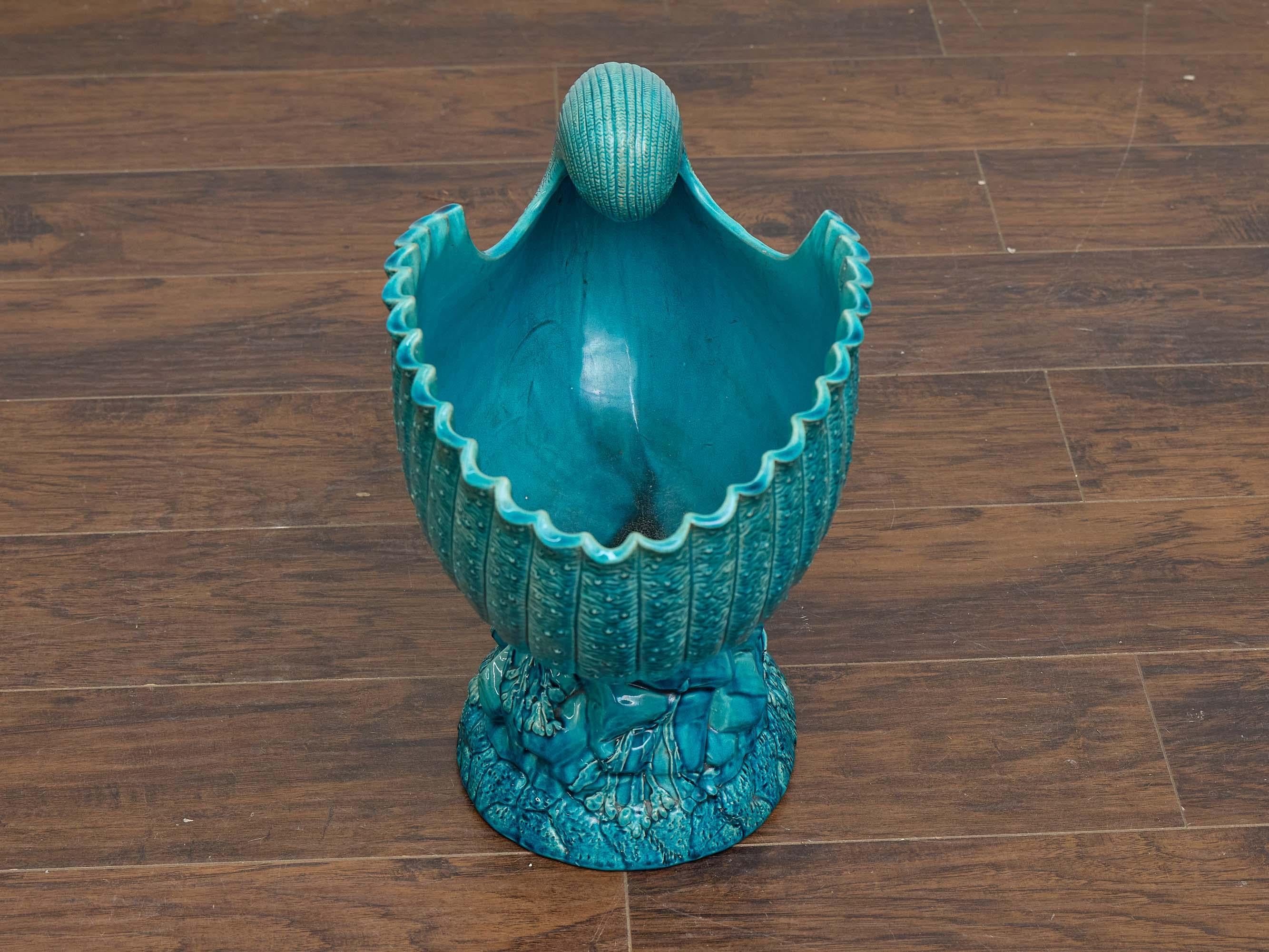 Majolica Vaso di maiolica inglese con conchiglia nautilus in turchese su base in pietra, 1880 ca. in vendita