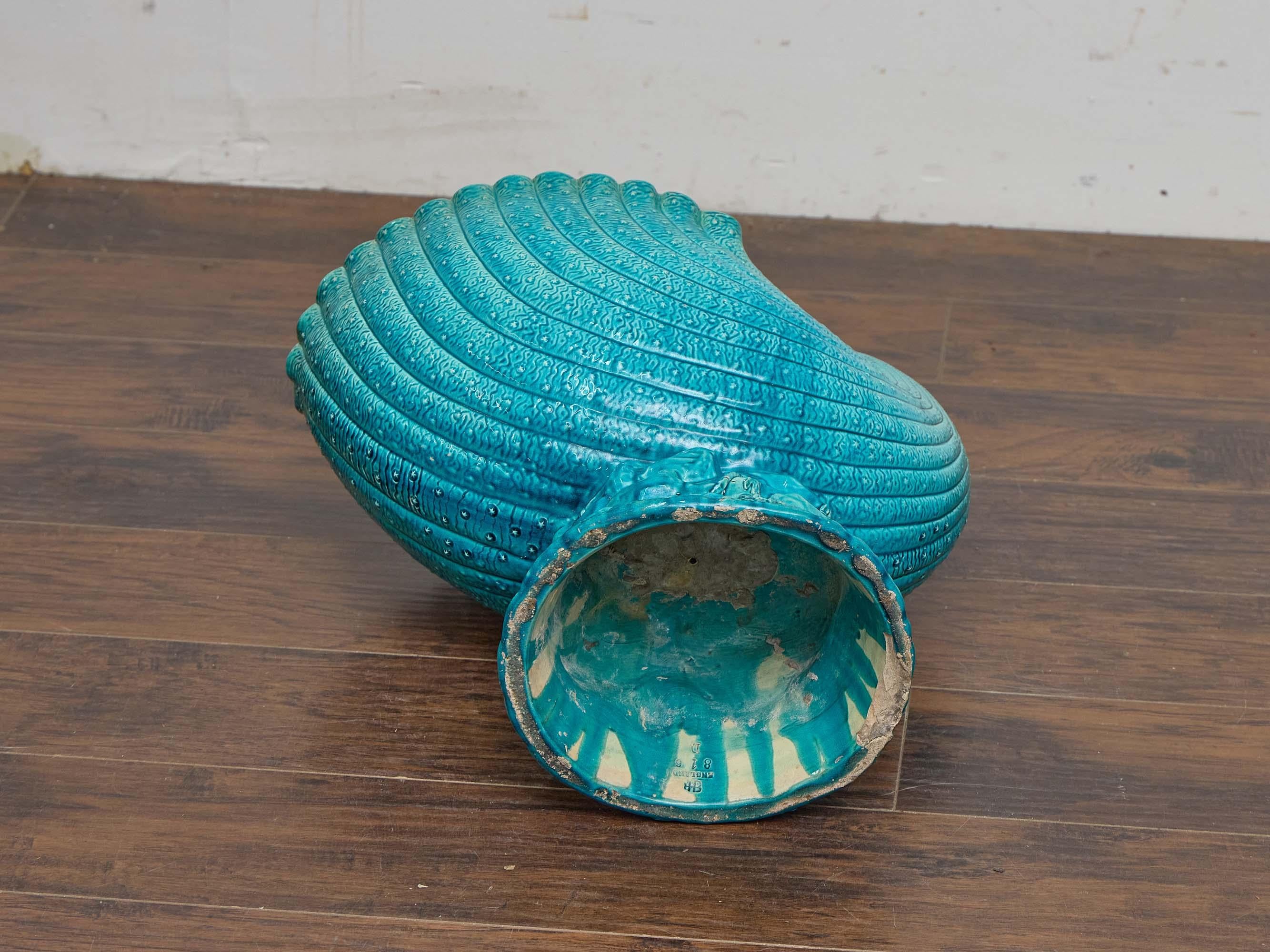 Vaso di maiolica inglese con conchiglia nautilus in turchese su base in pietra, 1880 ca. in vendita 1