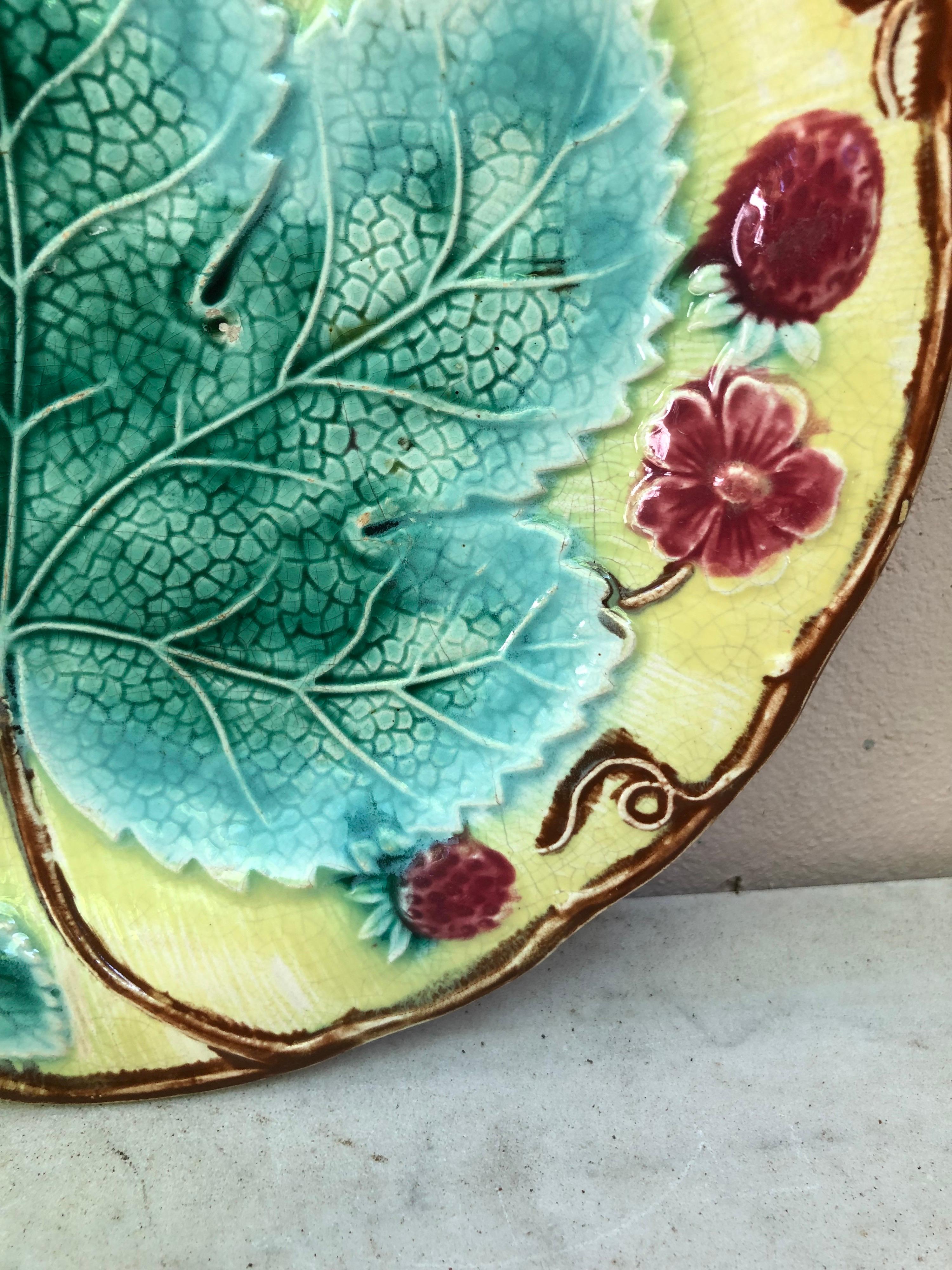English Majolica vine & strawberries plate, circa 1880.
Very rare color.
Hairline.