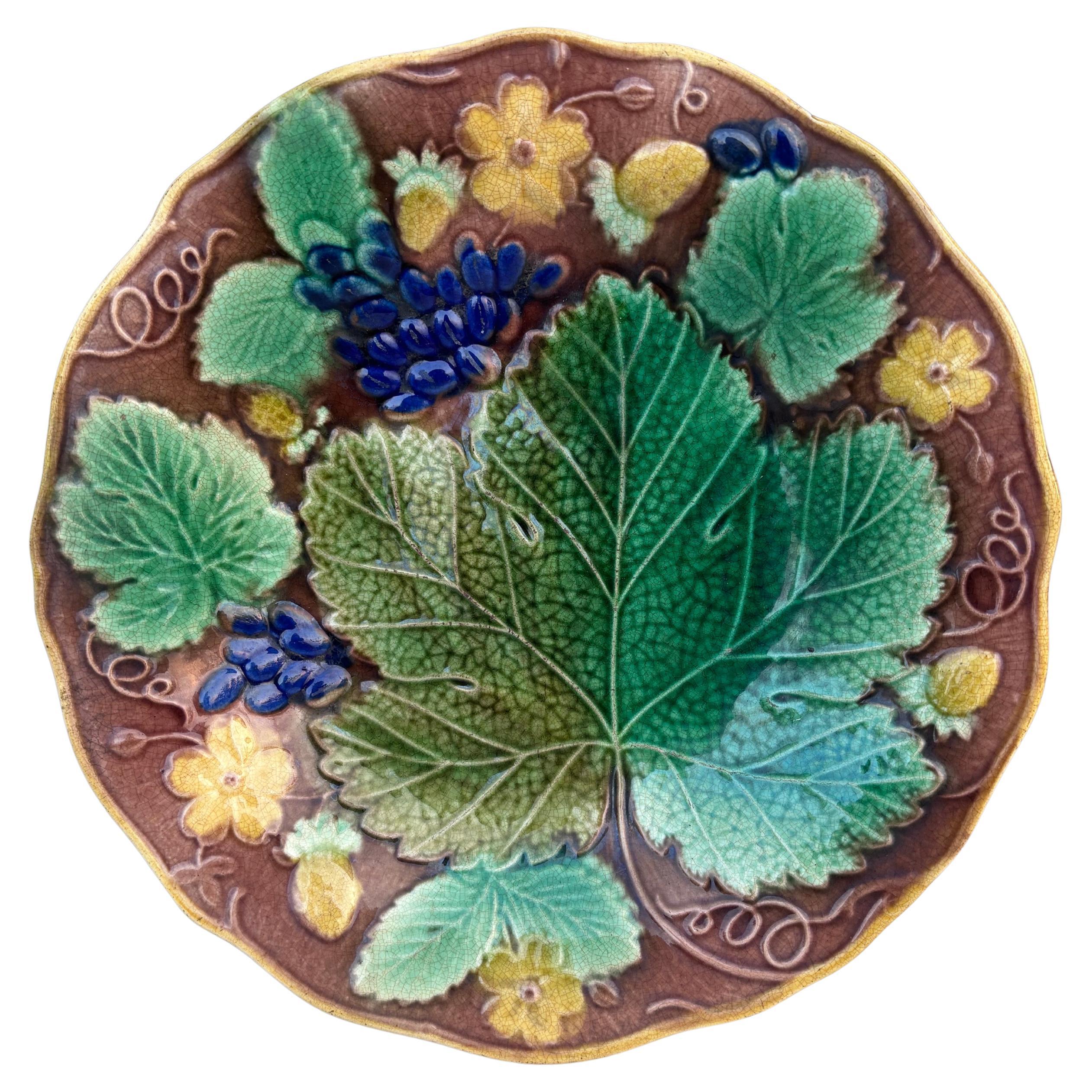 English Majolica Vine 
Strawberries Plate, circa 1880 For Sale
