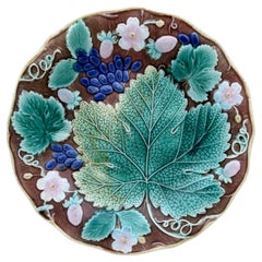 Piatto in maiolica inglese Vine & Strawberries, 1880 circa