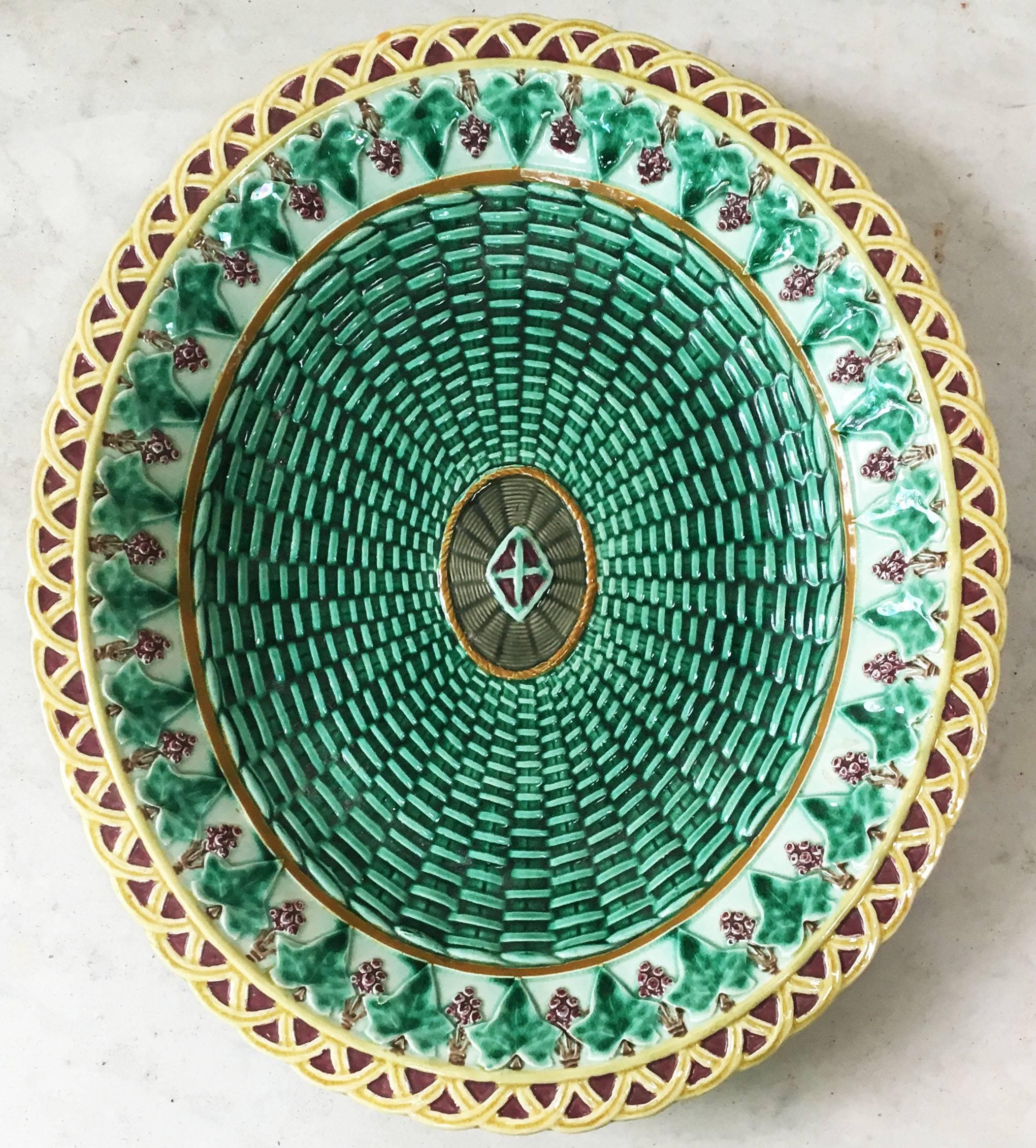 Lovely Victorian Majolica platter wicker imitation, decorated with grapes and ivy leaves signed Wedgwood end of 19th century.