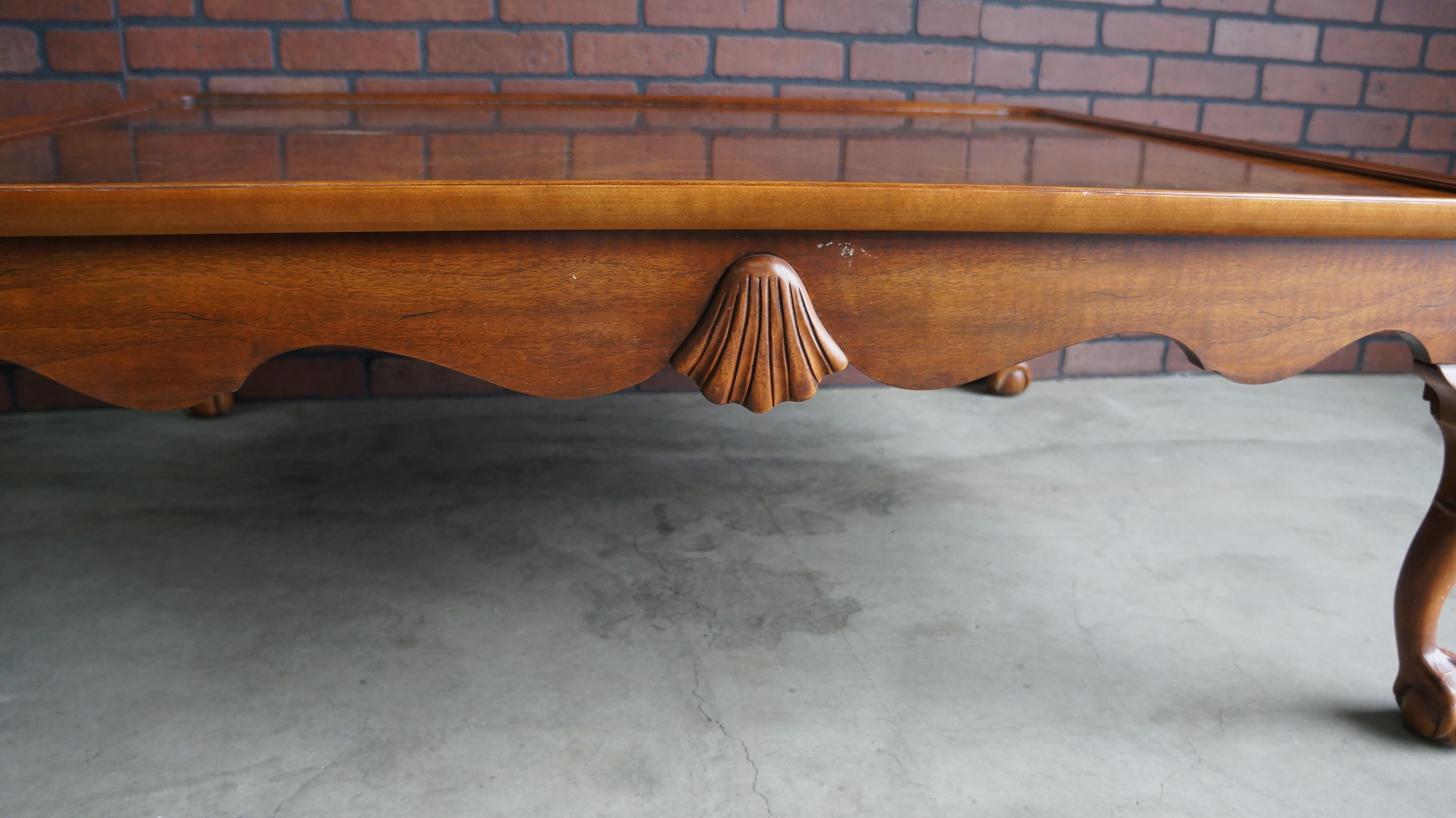 Mit seinem traditionellen Design passt dieser Couchtisch perfekt in jedes elegante Wohn- oder Familienzimmer. Das Design im englischen Ralph-Lauren-Stil mit seinen reich geschichteten Stoffen und warmen Farben würde auch in einem französischen
