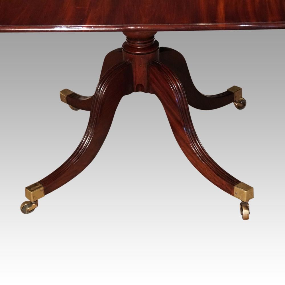 English Mansion Antique Mahogany Large 3 Pillar Dining Table In Good Condition In Salisbury, Wiltshire