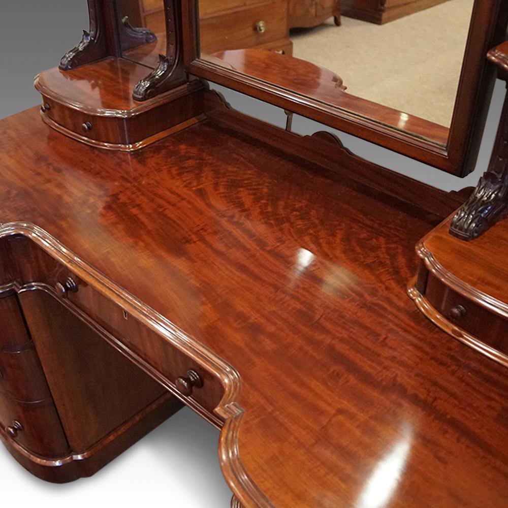 Mid-19th Century English Mansion House Victorian Mahogany Dressing Table, circa 1865