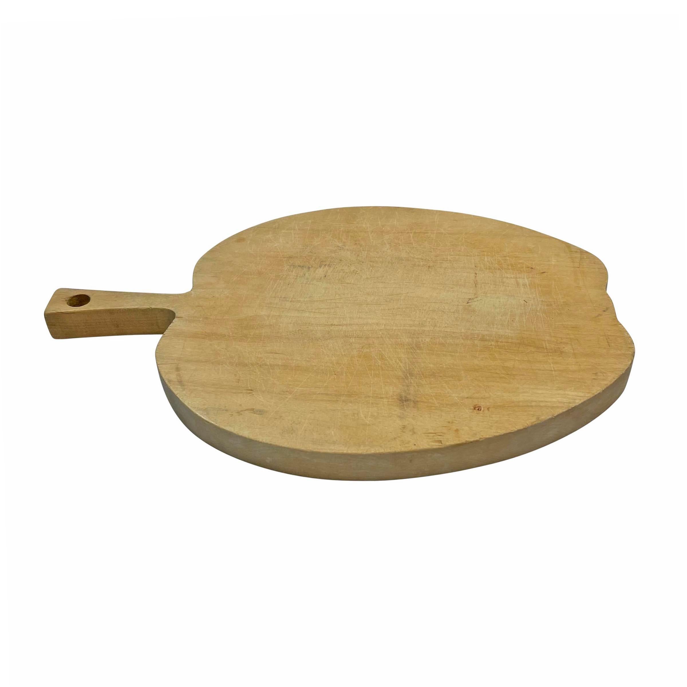 English Maple Apple Cutting Board In Good Condition For Sale In Chicago, IL
