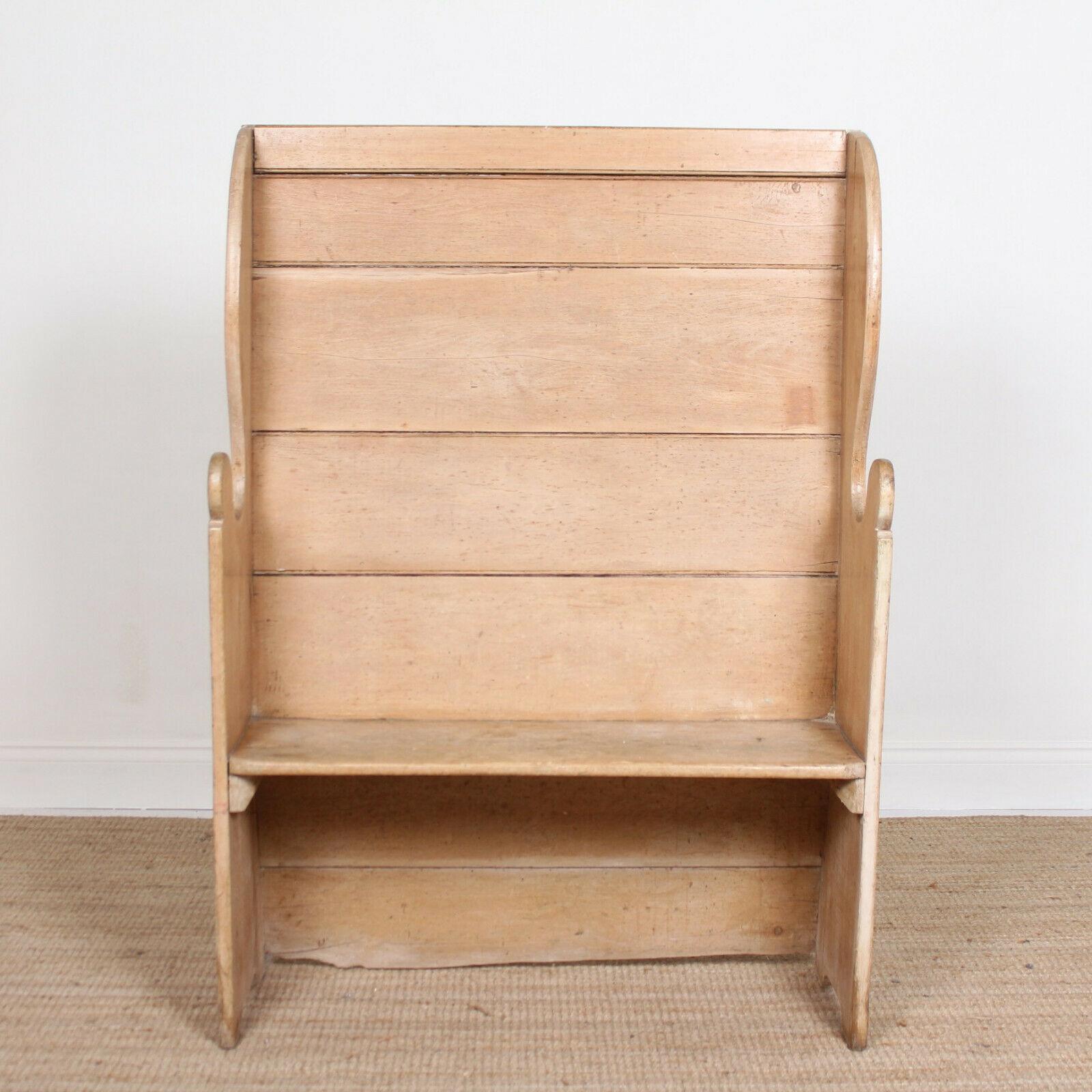 Late 19th century maple settle.

The four-plank back flanked by well-carved arms atop plank seat,

England, circa 1880.