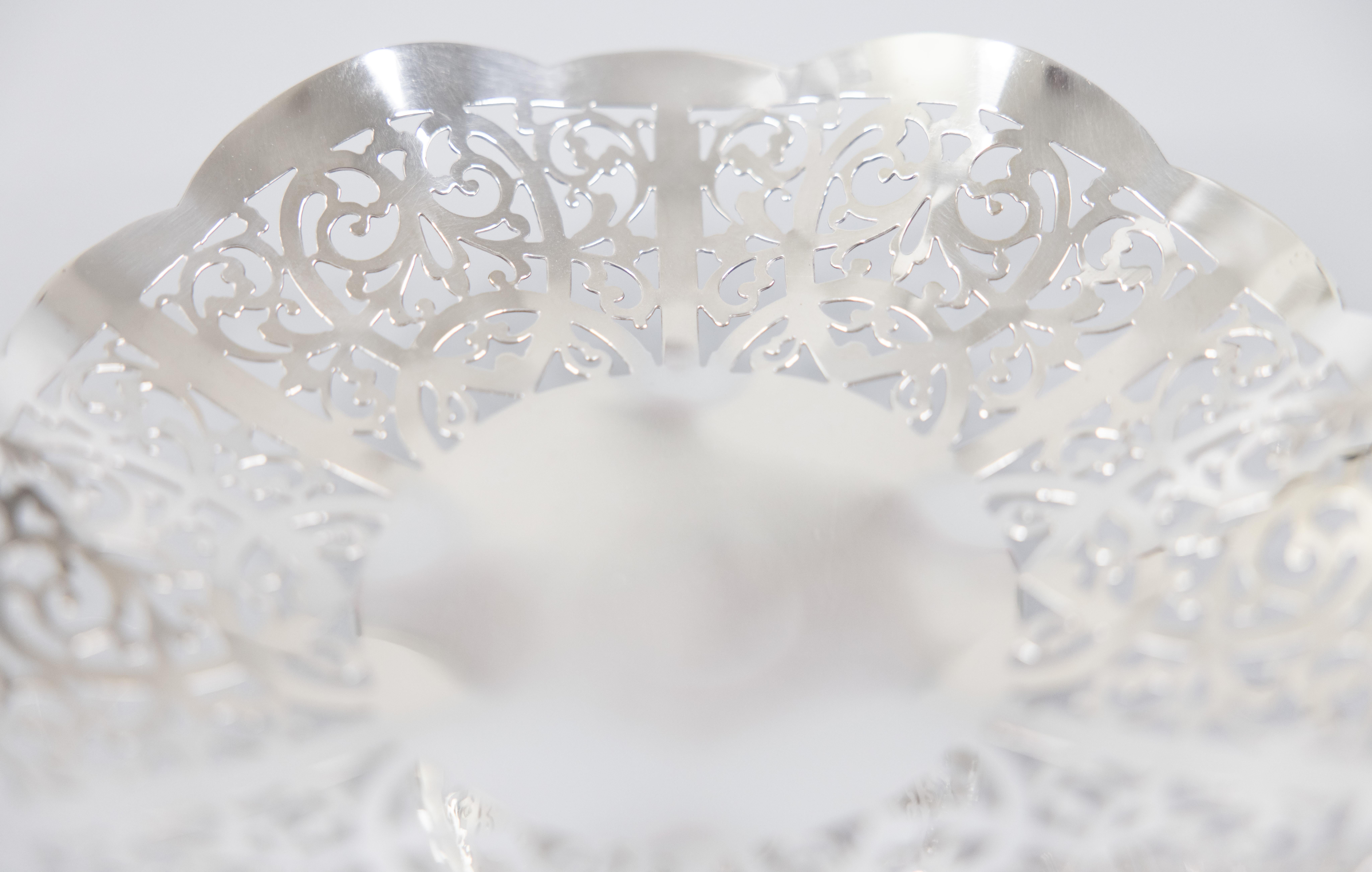 20th Century English Mappin & Webb Silver Plate Reticulated Pedestal Bowl Bonbon Dish For Sale