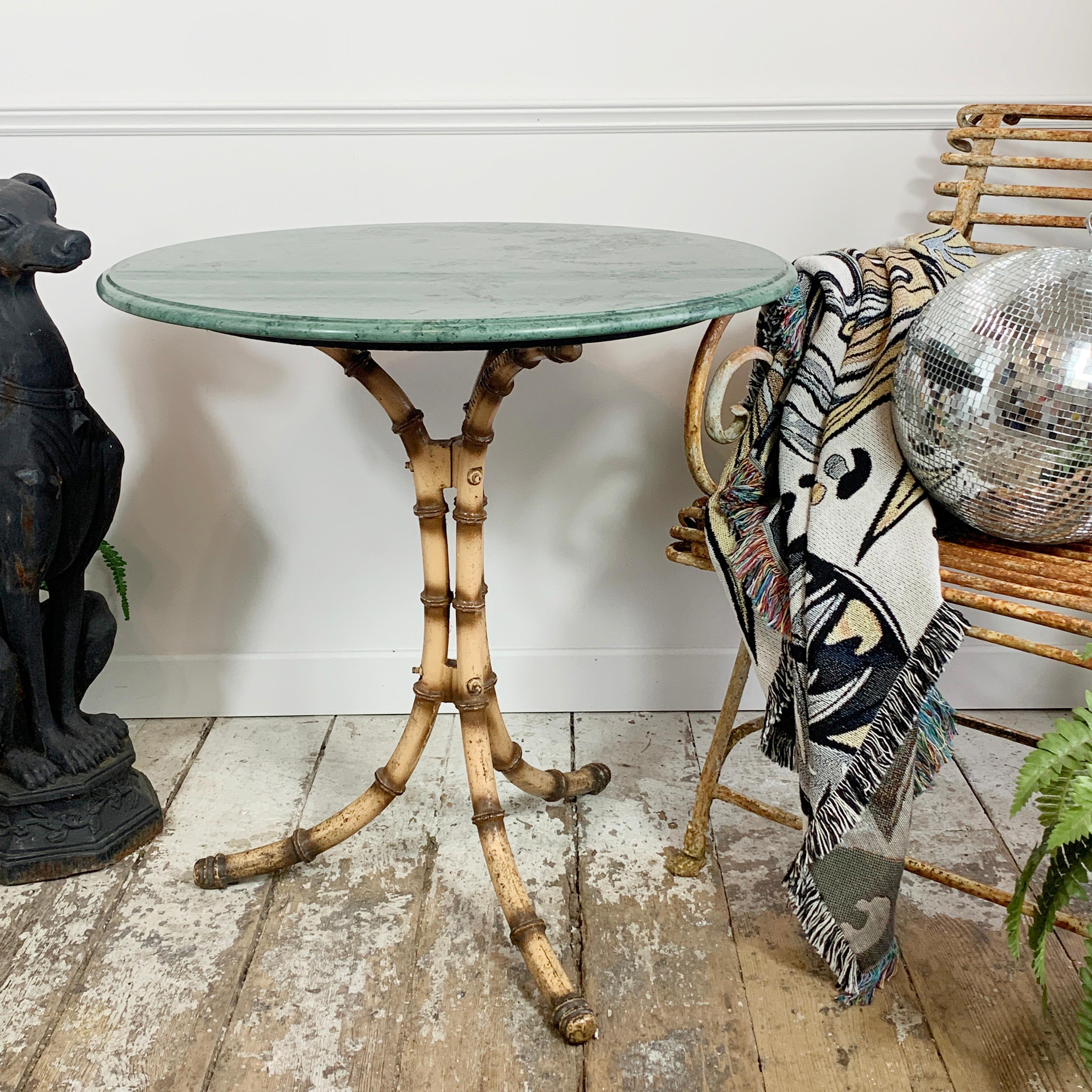 Englischer Cafétisch aus grünem Marmor und Bambusimitat, Anfang 20. im Zustand „Gut“ im Angebot in Hastings, GB