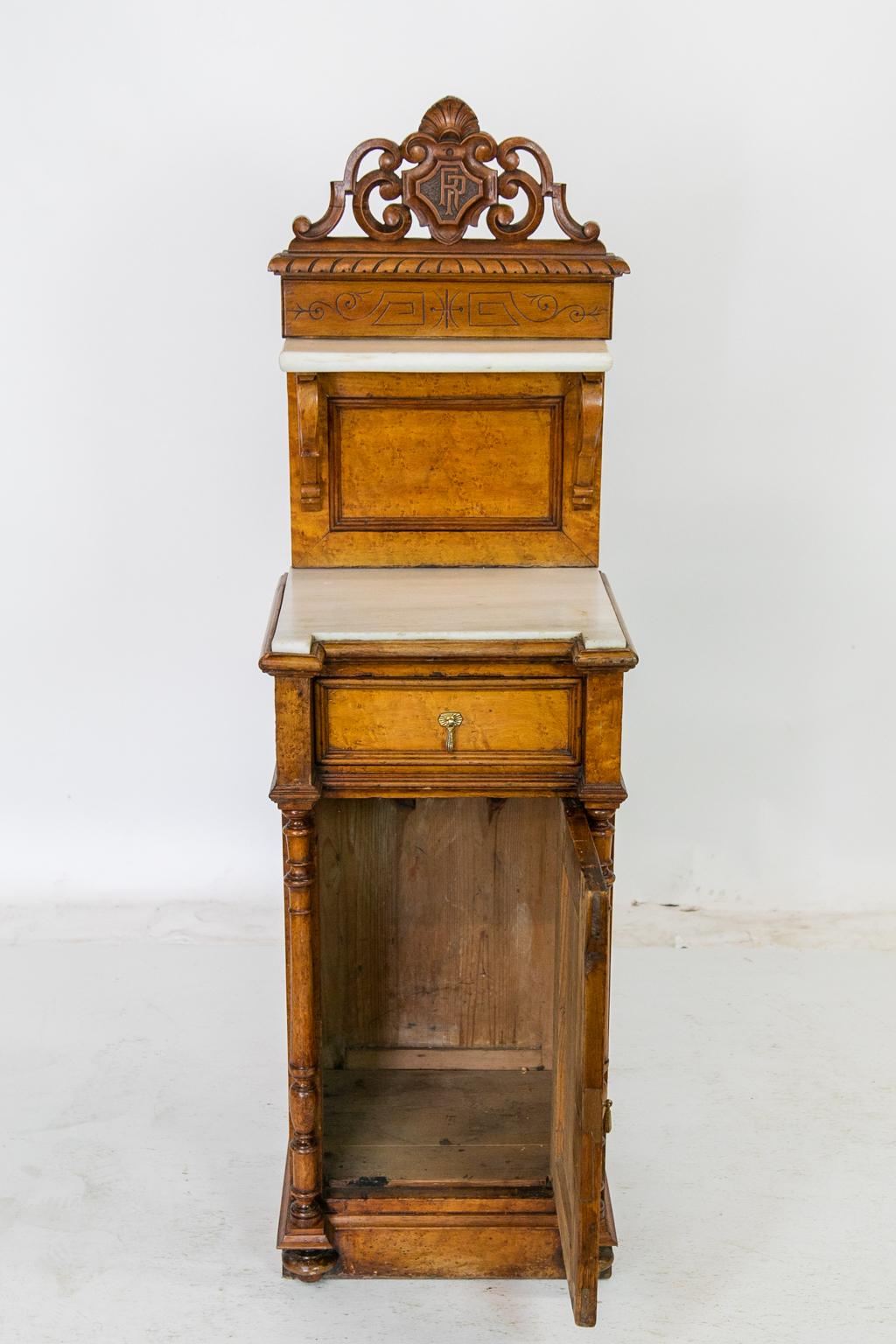 Englischer Nachttischschrank mit Marmorplatte (Spätes 19. Jahrhundert) im Angebot