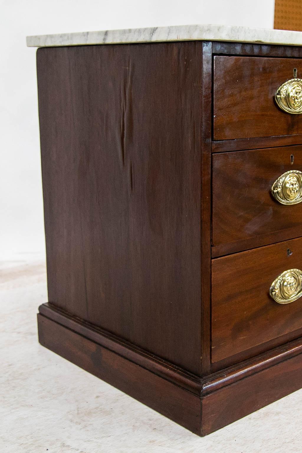 Metà XIX secolo Cassettiera inglese a tre cassetti con piano in marmo in vendita