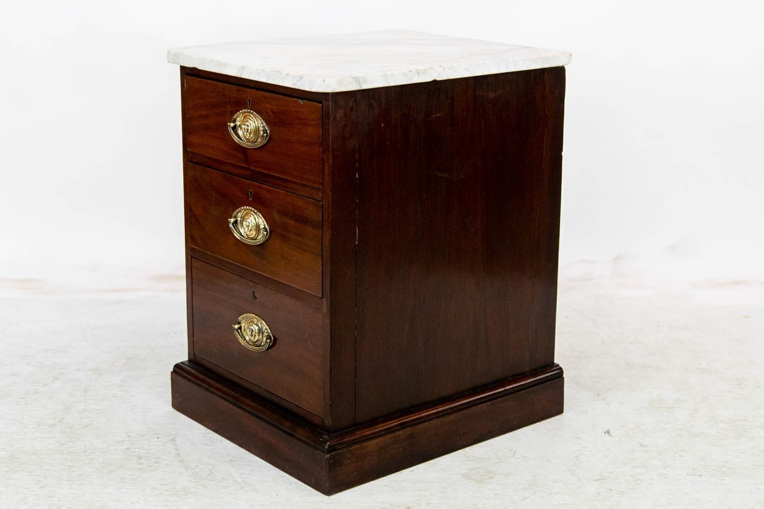 Ottone Cassettiera inglese a tre cassetti con piano in marmo in vendita