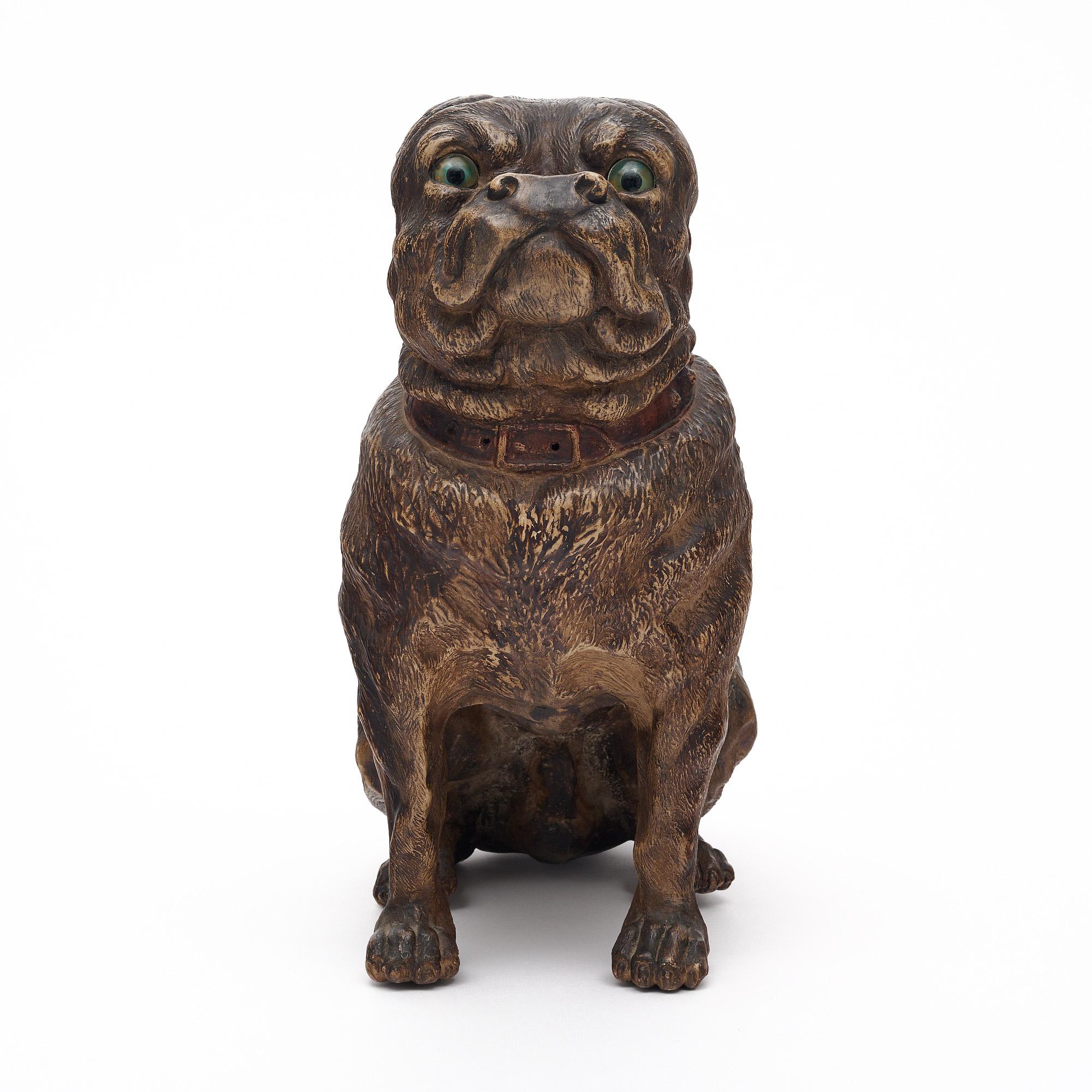 Skulptur eines englischen Mastiffs oder einer Bulldogge aus polychromer Terrakotta mit Augen aus Sulfid. Dies ist ein schönes Werk im Geiste der berühmten Goldsheider Fabrik vom Ende des 19. Jahrhunderts.

