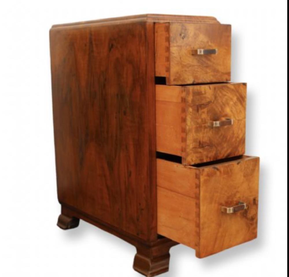 English Matching Pair of 1930s Art Deco Walnut Bedside Cabinets In Good Condition In Barnstaple, GB