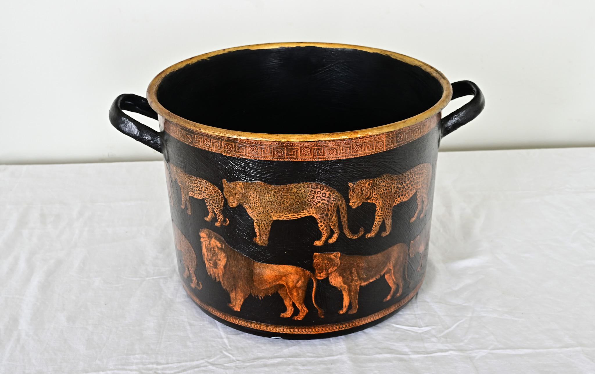 Dieser antike englische Kochtopf wurde kürzlich mit neuer Farbe und Decoupage von Löwen, Leoparden und anderen Großkatzen aktualisiert. Die beträchtliche Größe des Behälters bietet eine wunderbare Leinwand für die schwarze Farbe, die einen Kontrast