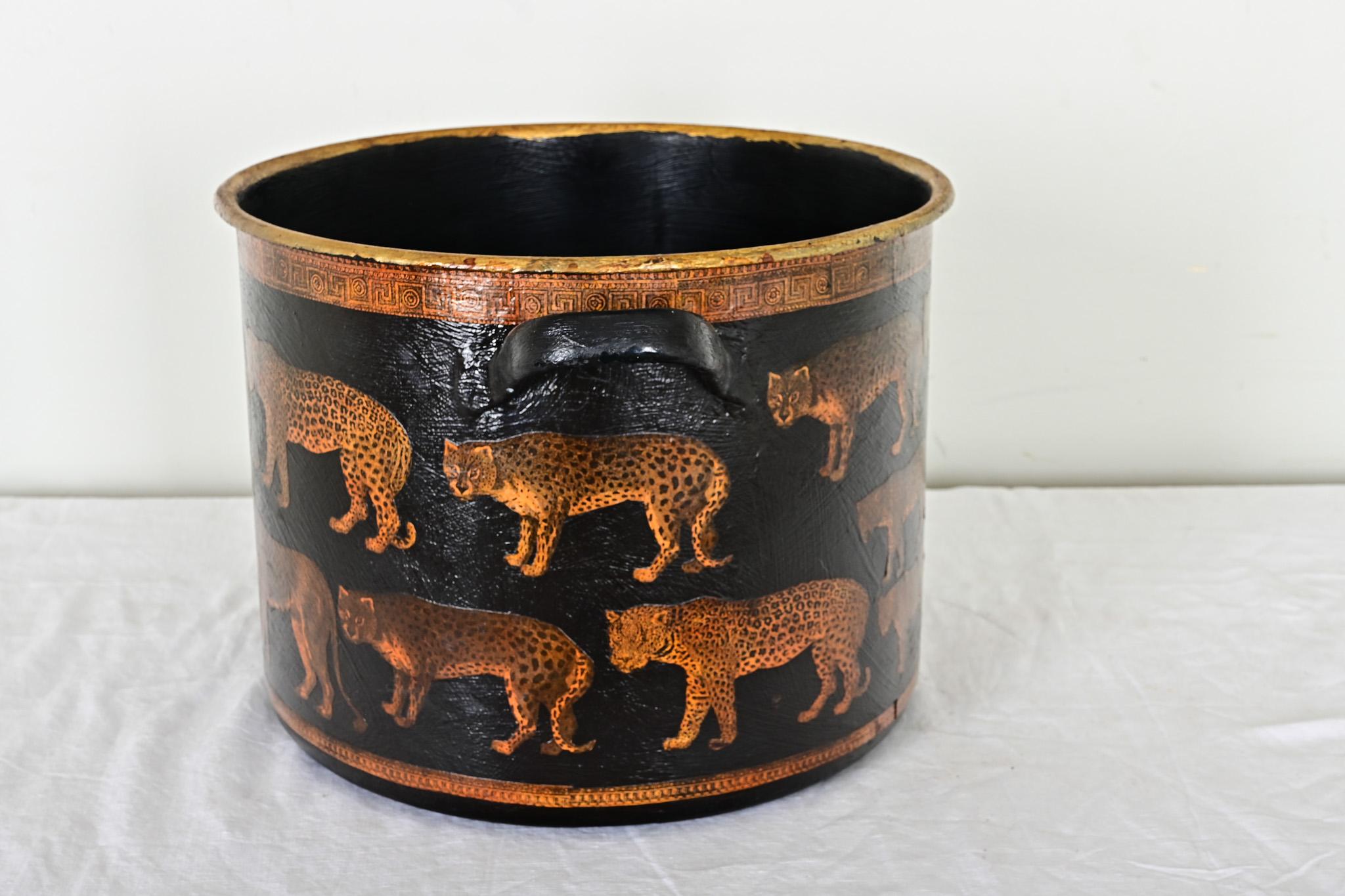 Englischer Metallkübel aus Metall mit großem Katzendecoupage (19. Jahrhundert)